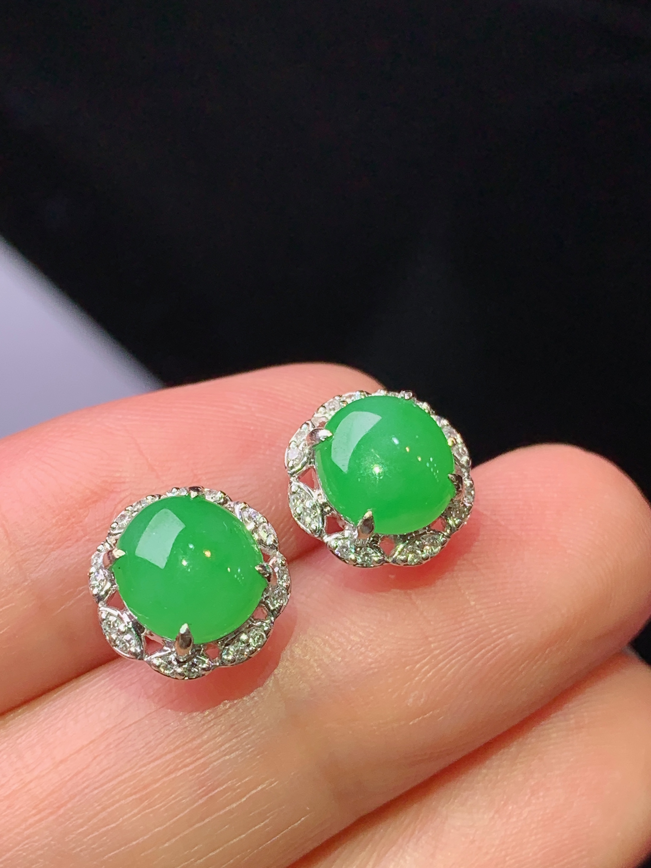 18k金钻镶嵌翠绿蛋面耳钉 玉质细腻 色泽艳丽清新 水润亮眼 整体尺寸10.2*4.2j2