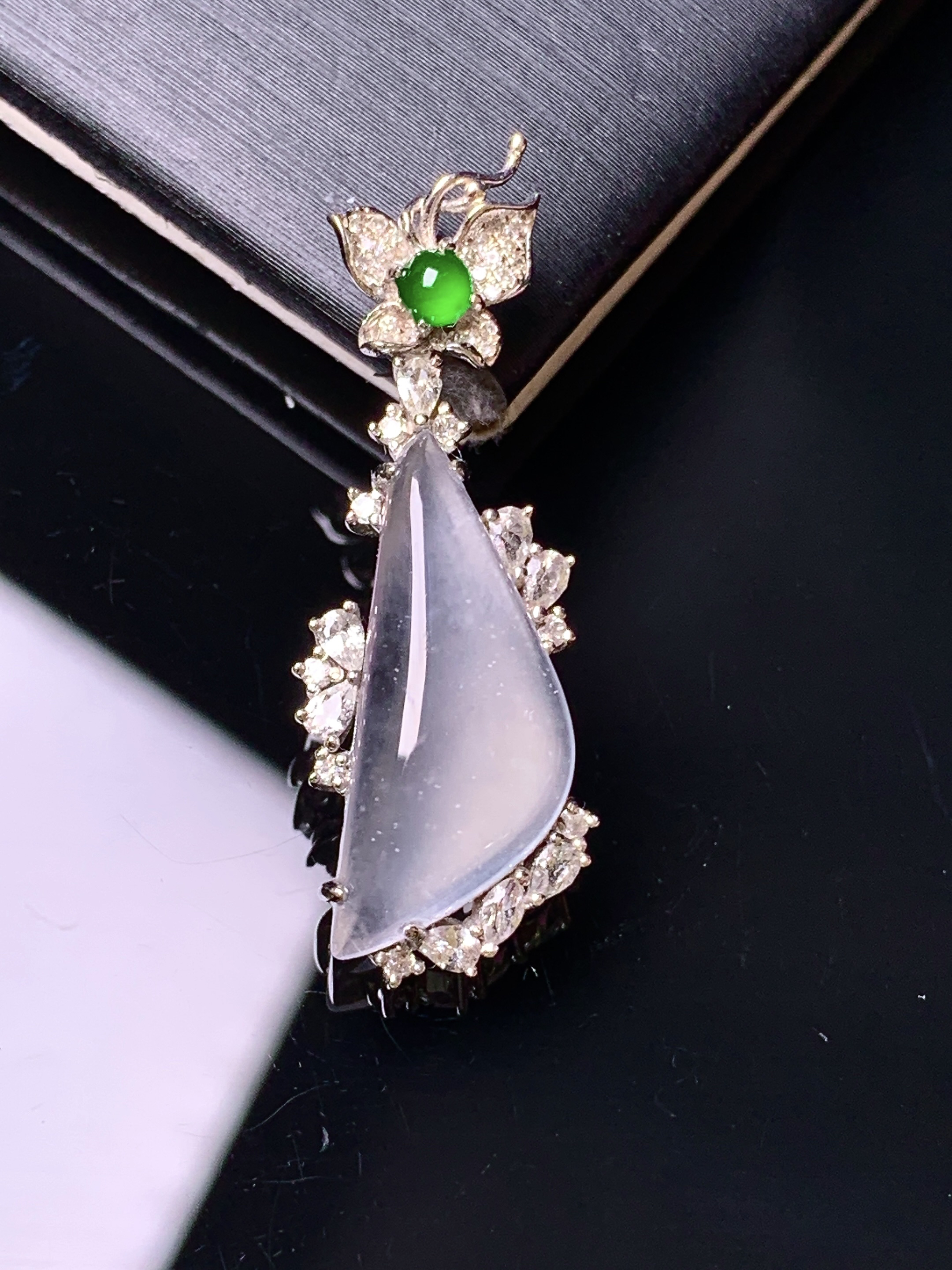 18k金钻镶嵌冰种随形吊坠 玉质细腻 色泽艳丽清新 水润亮眼 整体尺寸32.5*10.8*5.8c5