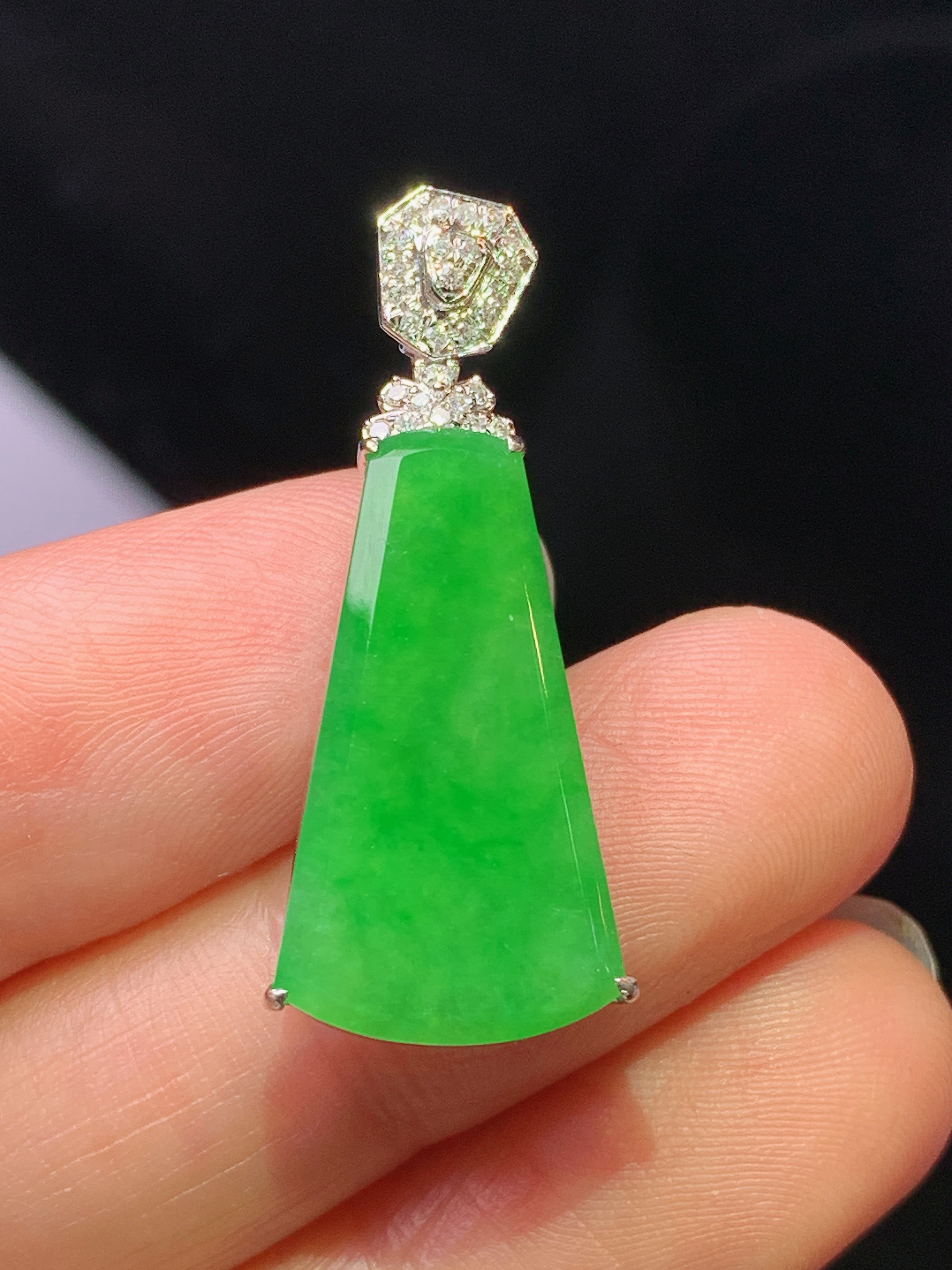 18k金钻镶嵌翠绿无事牌吊坠 玉质细腻 色泽艳丽清新 水润亮眼 整体尺寸30.6*11.8*6j2