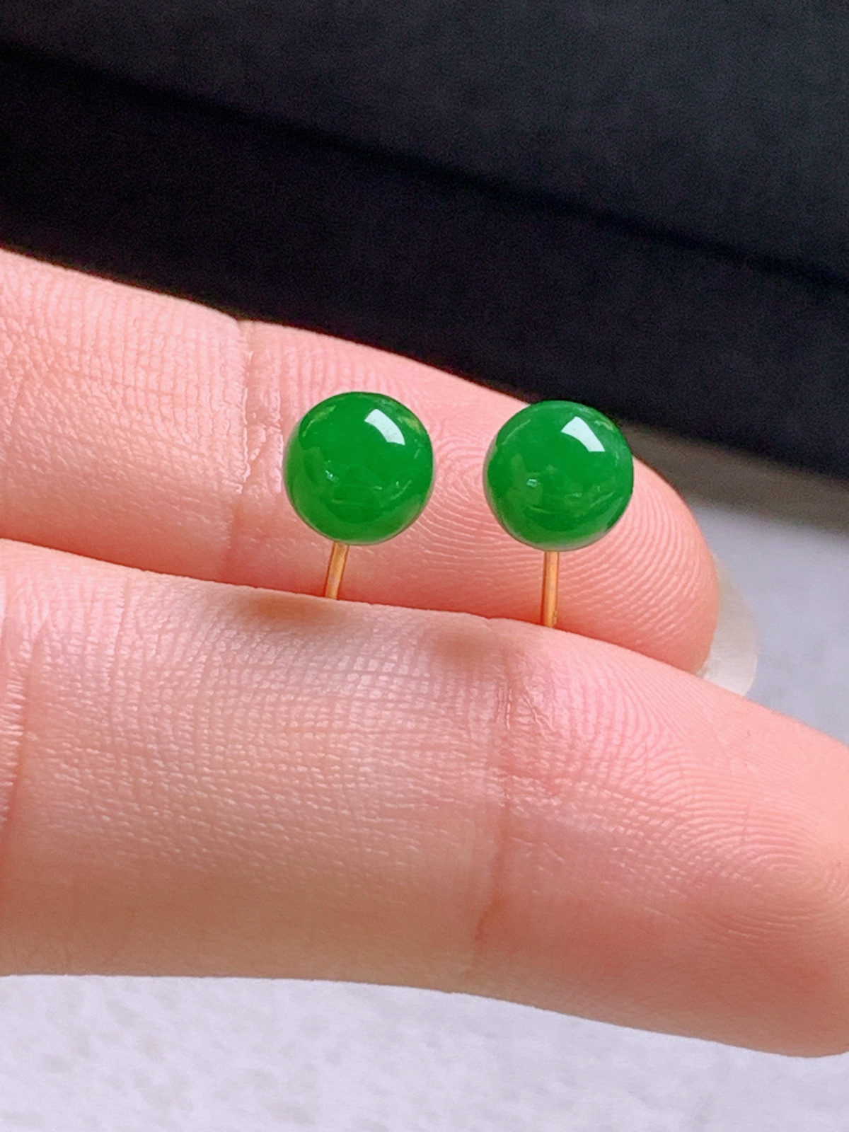 冰满绿珠珠耳钉，色好圆润
卡5.8