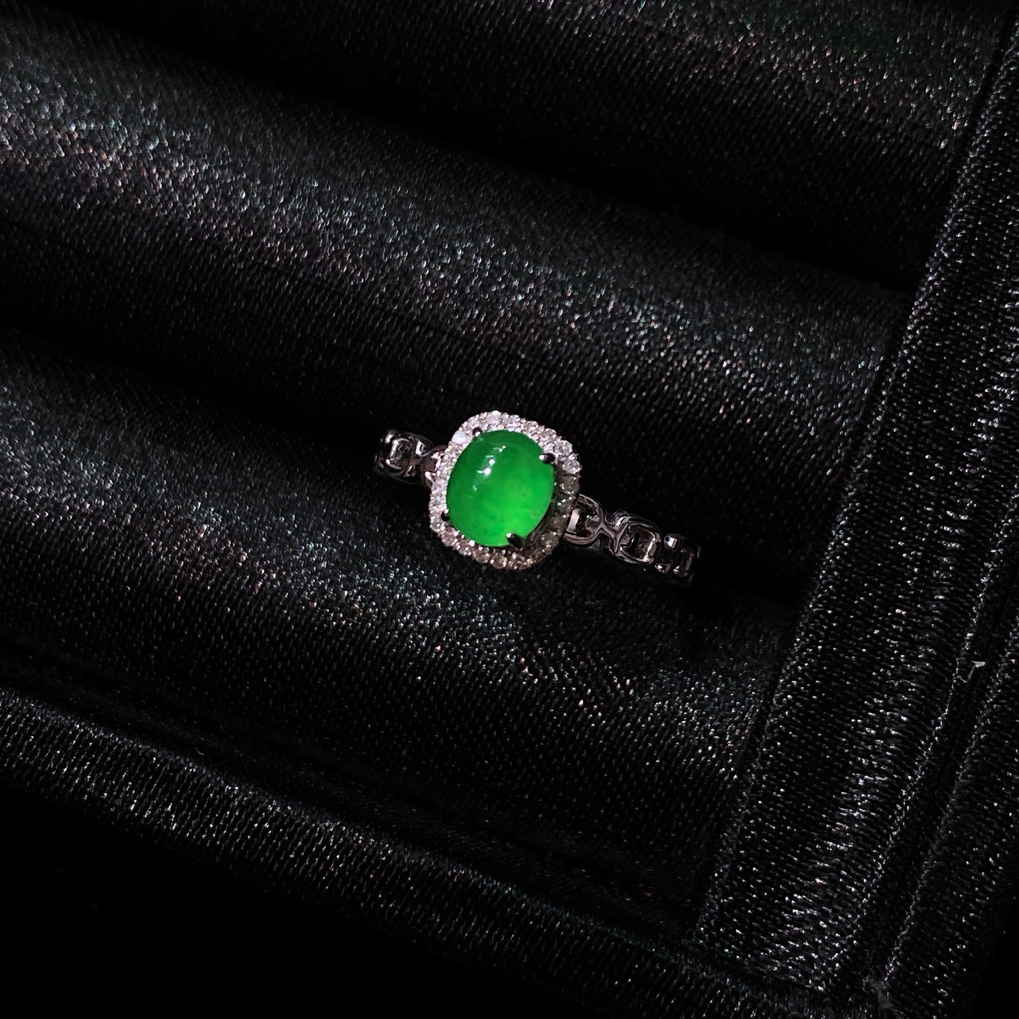 冰阳绿蛋面戒指
色泽浓郁鲜亮，圆润饱满
18k金镶嵌，简镶真的很耐看～