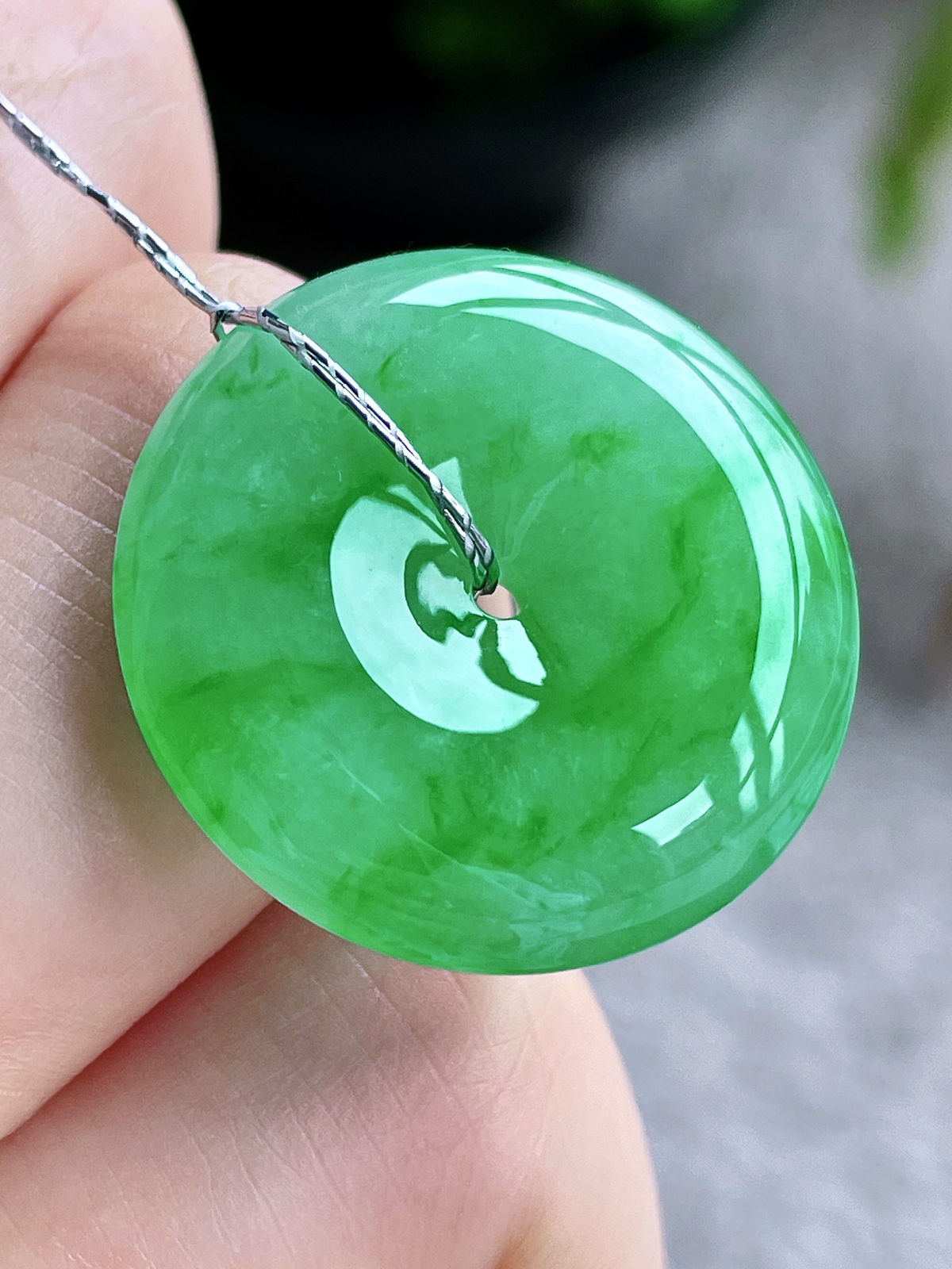 【裸石】冰阳绿平安扣吊坠
【说明】缅料 性价比高  
【尺寸】24.3-5.6