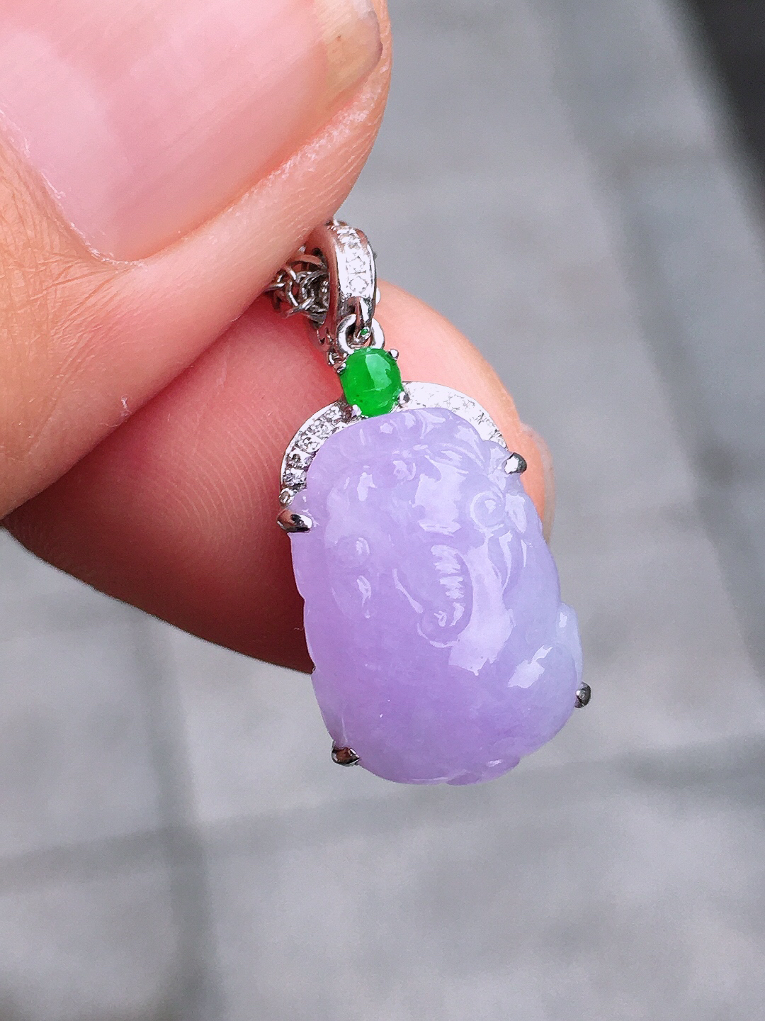 紫罗兰貔貅吊坠，色泽均匀艳丽，玉质细腻，荧光感超
强，饱满圆润，尽显优雅气质，18k
金豪华镶嵌