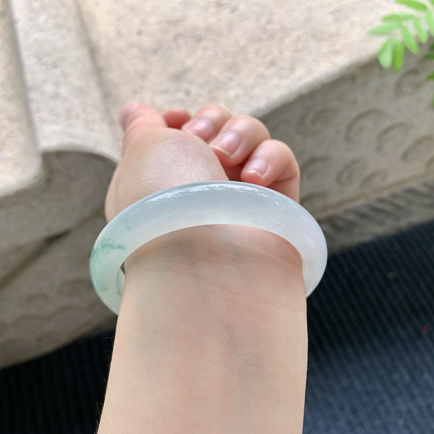 正圈53 54【圈口】54.5/11.4/8【编码】FL041233【描述】冰糯飘花，水润，种老，细腻，打灯有棉线