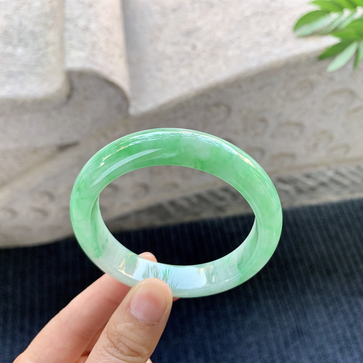 正圈54 55【圈口】54.3/12.4/8.2【编码】A1010482【描述】糯冰飘绿，水润，种老，细腻，打灯有棉线