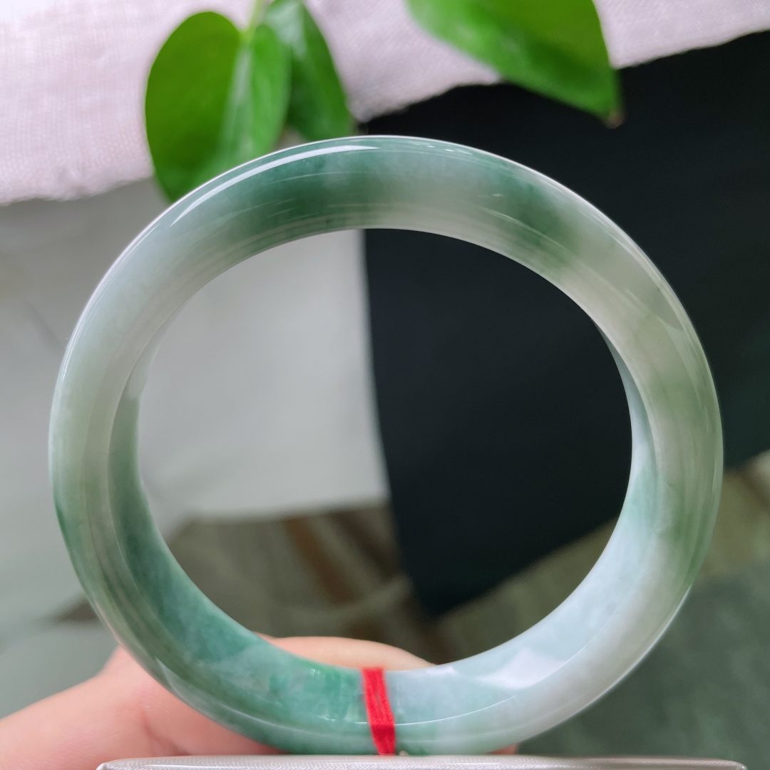 59.4/12.2/8.1，飘花正圈，质地温润细腻，与你相遇在纷飞的花雨里。有棉线，ss50781a