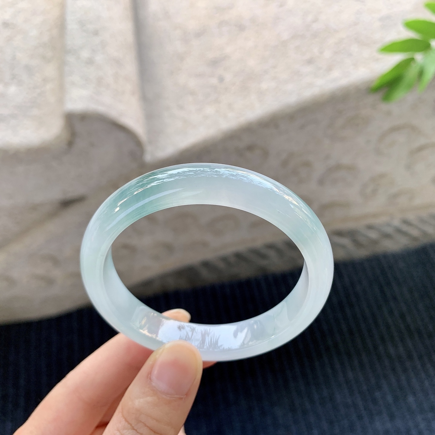 正圈52 53【圈口】53.8/11.4/7.1【编码】A1120641【描述】糯冰飘花，水润，种老，细腻，打灯有 絮线