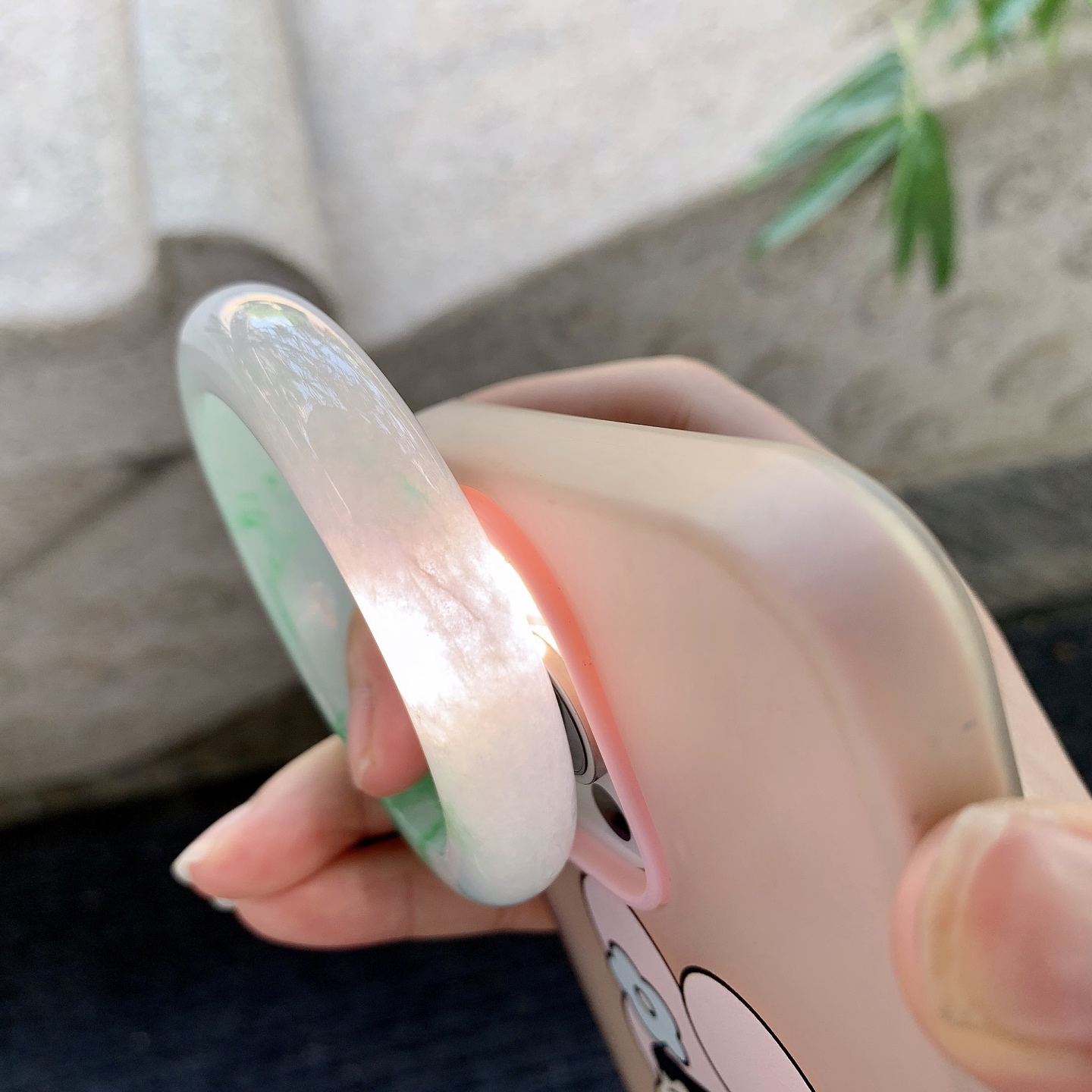 正圈51 52【圈口】52.6/12.5/9.2【编码】AN110793【描述】冰糯飘阳绿，水润，种老，细腻，打灯有棉线