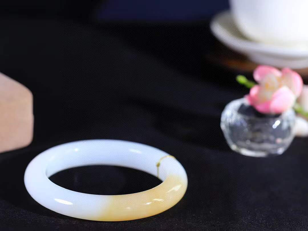 【柔情素语·手镯】

精品和田玉糖白玉手镯，玉质细腻温润，手感舒适，️线条流畅，简约大气，美