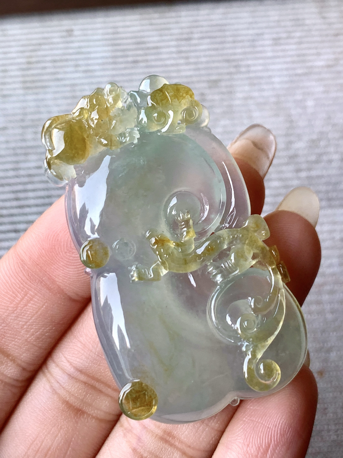 【裸石】️高冰飘黄翡仿古如意吊坠
【说明】缅料  性价比高  
【尺寸】53-30.8-10.3