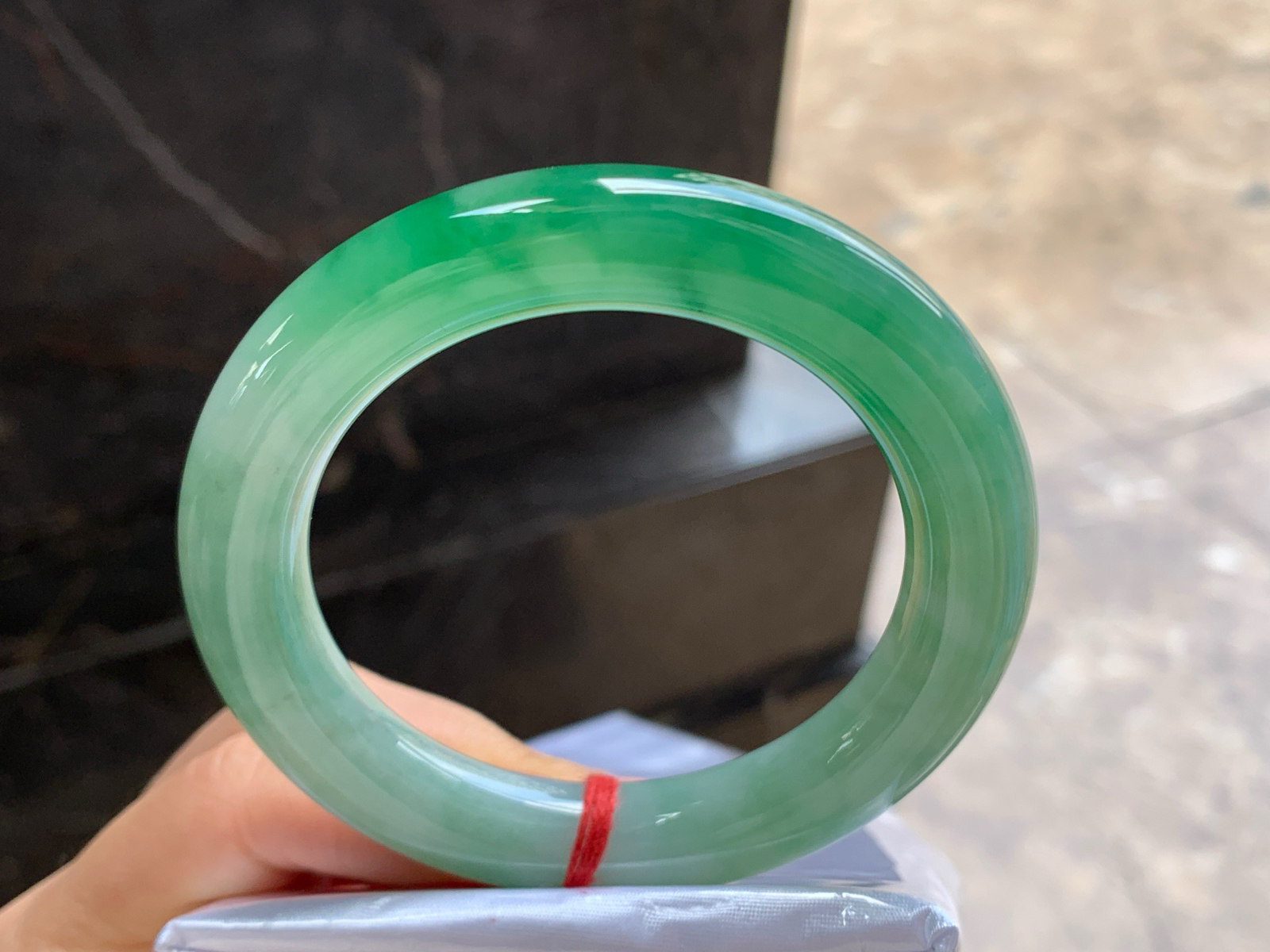 54-11

绿色圆条手镯^_^鲜艳 玉质温润