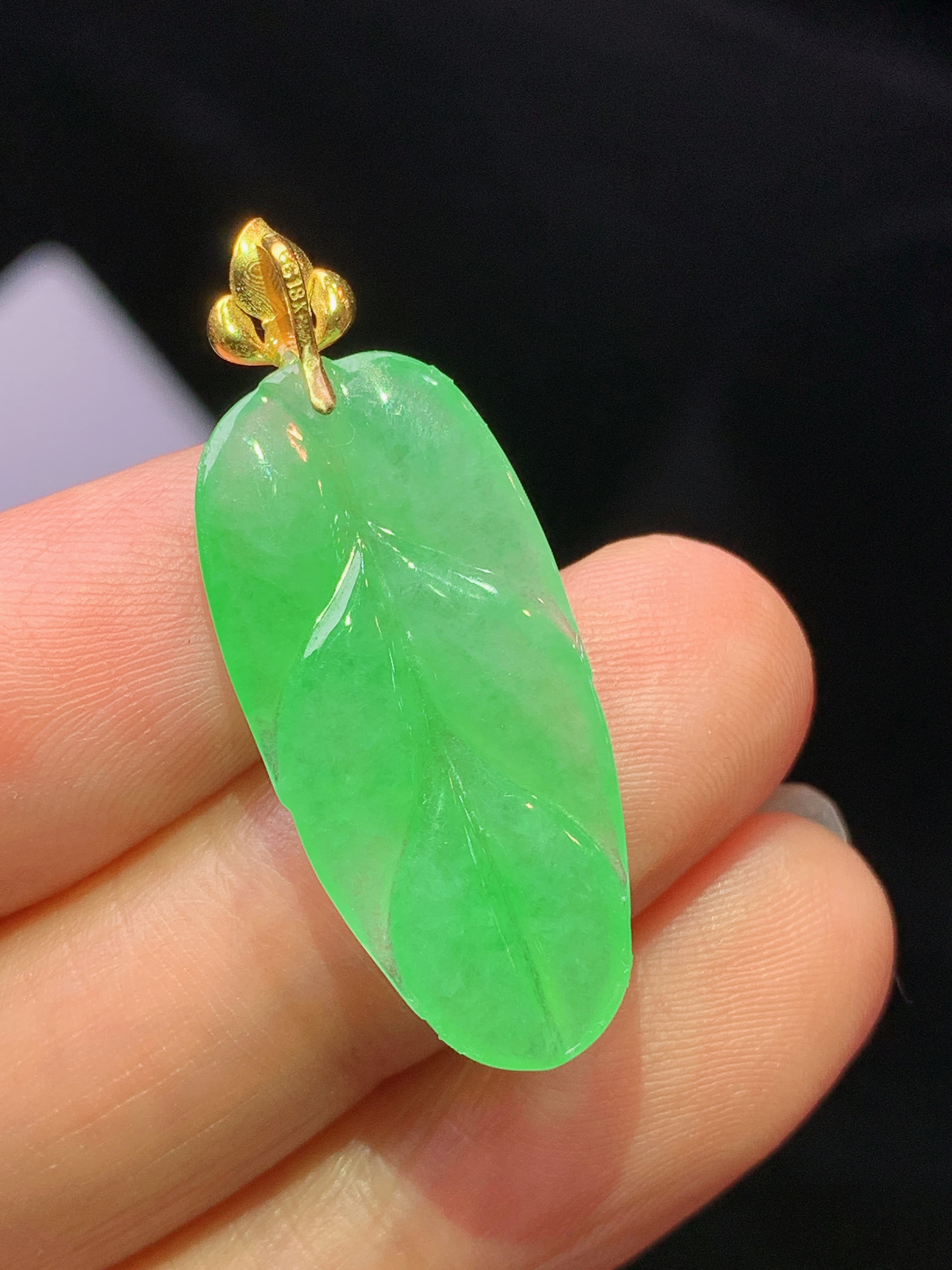 18k金镶嵌翠绿树叶吊坠 玉质细腻 色泽艳丽清新 水润亮眼 整体尺寸33.2*12.8*3.5j2