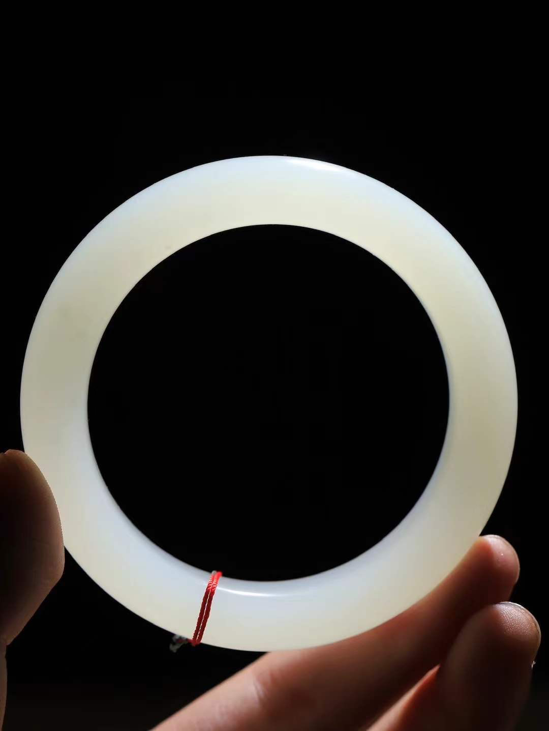 （柔情似水.手镯）

精品和田玉荔枝冻手镯，玉质温润细腻，镯型饱满圆润，优雅知性，姽婳于幽静兮，又婆娑乎人间，经典款型，古朴典雅。极具灵性，腕间风情，风姿卓越。 
重85.4克   尺寸59.5-14.5-11mm    FDL-36471226