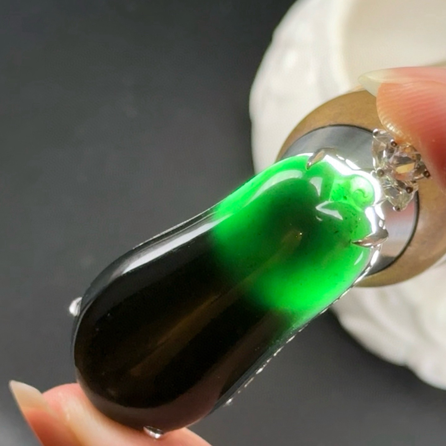 精品18k墨翠福瓜 种好色正 黑度好 打灯通透 油性十足 尺寸47.1