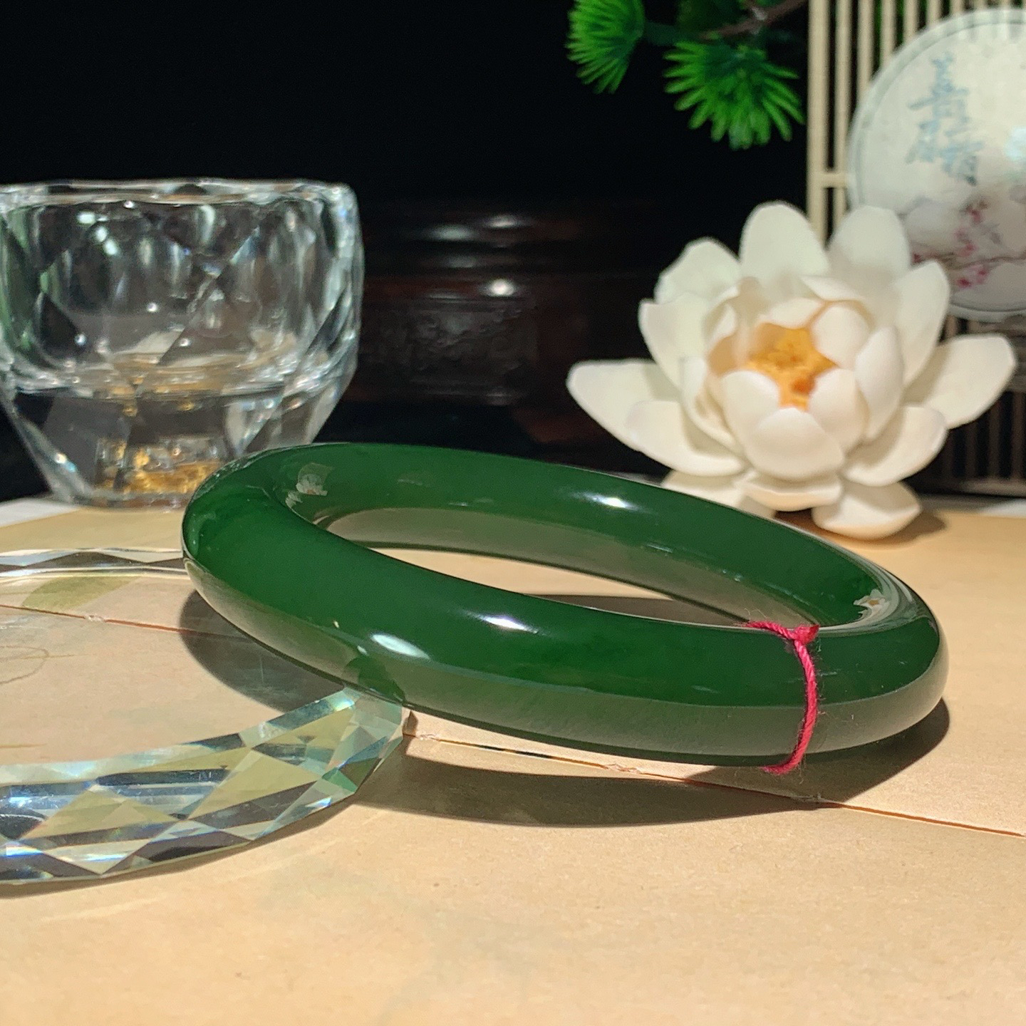 55圈口和田玉阳绿俄罗斯碧玉手镯 55圈口条宽12厚11重69.7克。玉质细腻油润。手推出油。佩戴高端典雅。lt260410