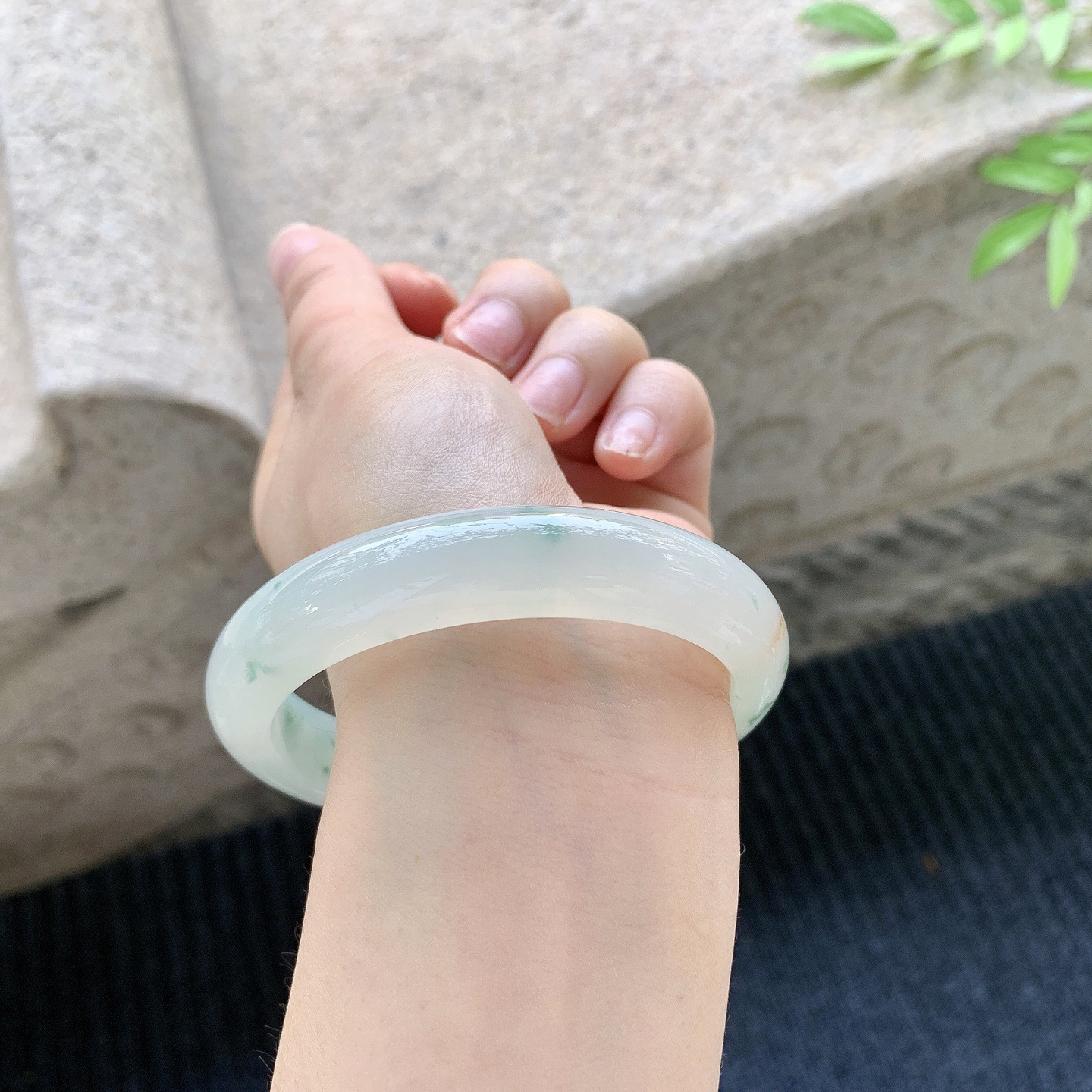 正圈59 60
【圈口】60.7/13/8.5
【描述】飘花，水润，种老，细腻，有棉纹！