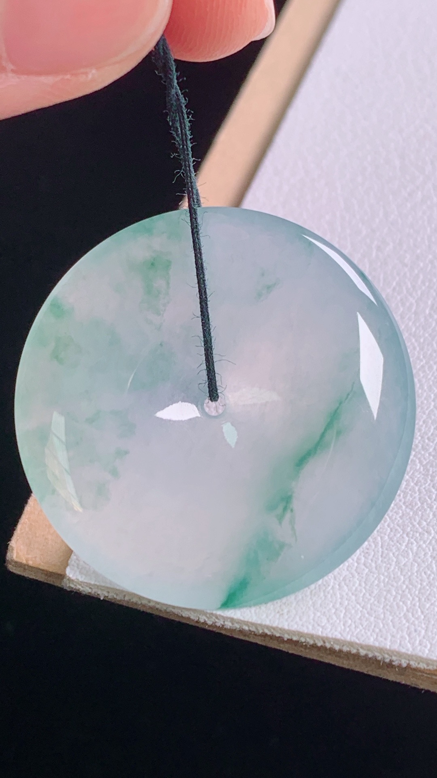 冰飘花平安扣
花色灵动，冰透起光
尺寸:30.0-5.3mm 8