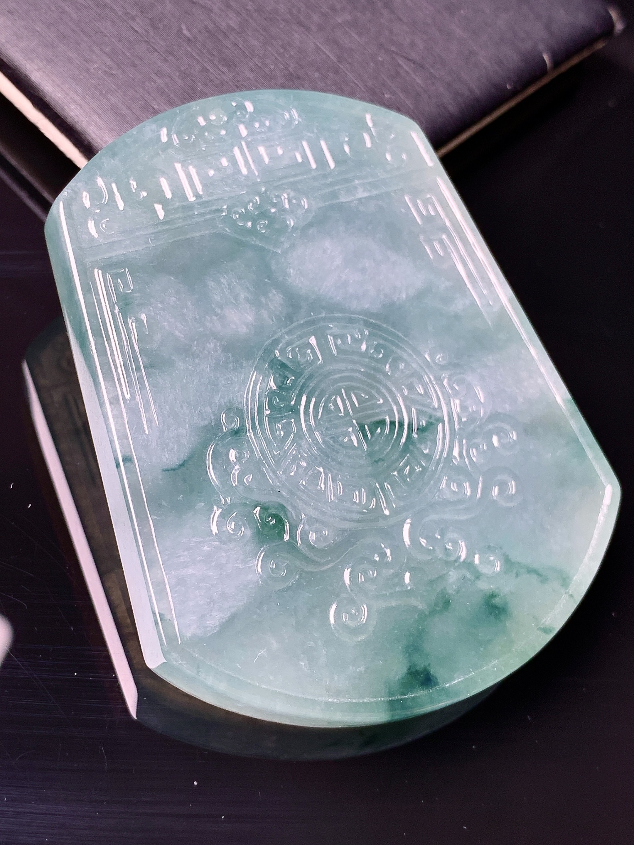 飘绿雕花牌吊坠 玉质细腻 色泽艳丽清新 水润亮眼 整体尺寸54*43*5.8d1