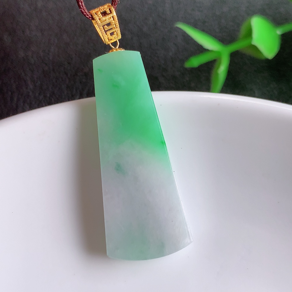 冰润飘绿无事牌翡翠吊坠，平平安安，万事如意，沁人心脾，清秀高雅，18k金镶嵌   W42.11  尺寸：29.6-12.3-3.8mm