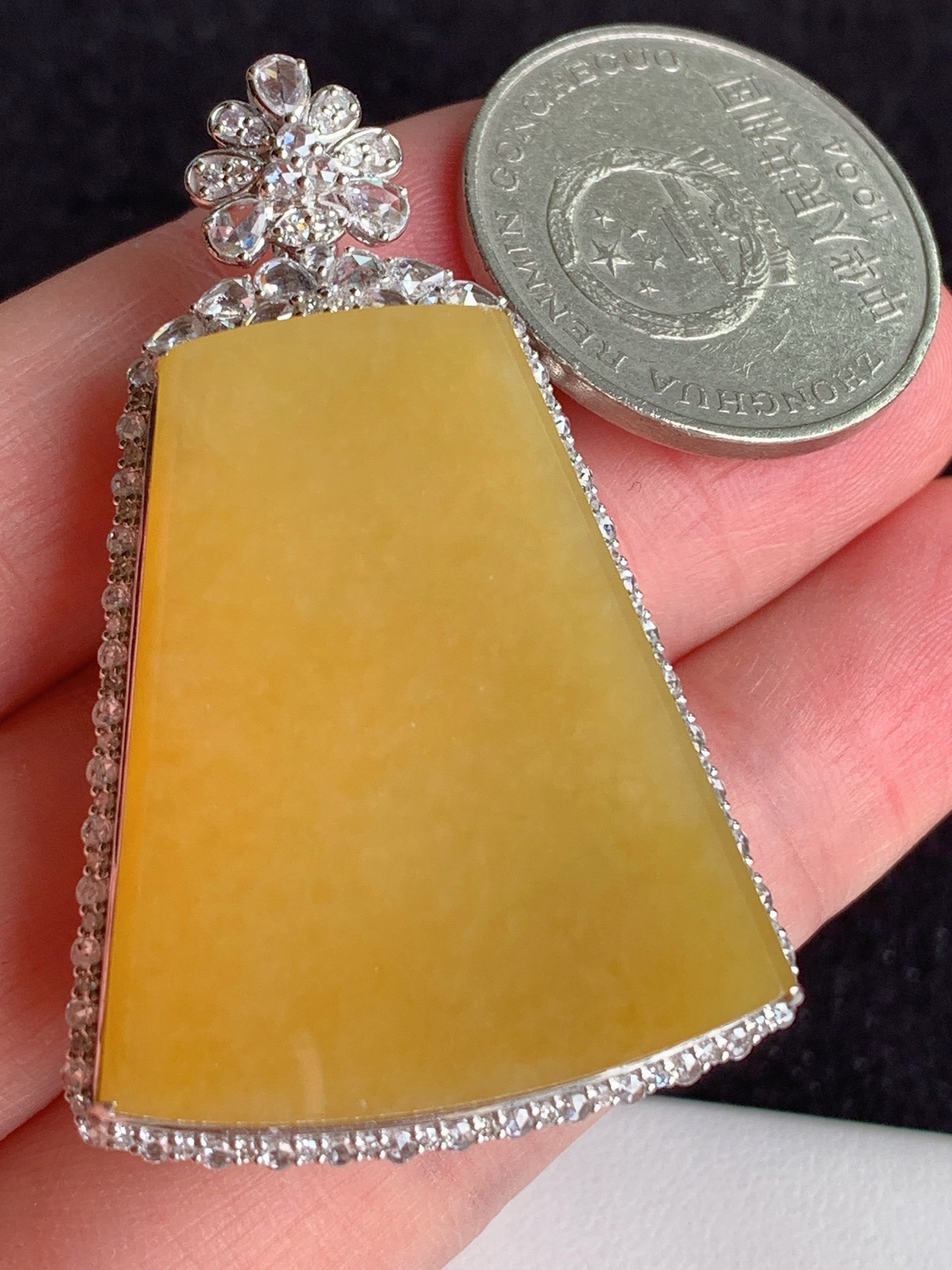 ️【18k镶嵌冰黄无事牌】
裸石尺寸：  33.9/29.9
整体尺寸：49/31.6/12.3..