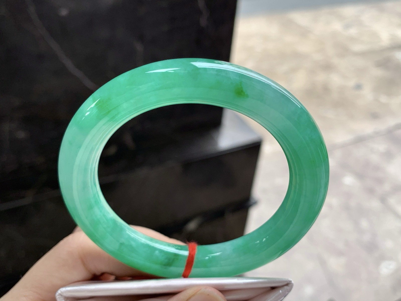 57-11.1

阳绿色圆条手镯^_^色阳