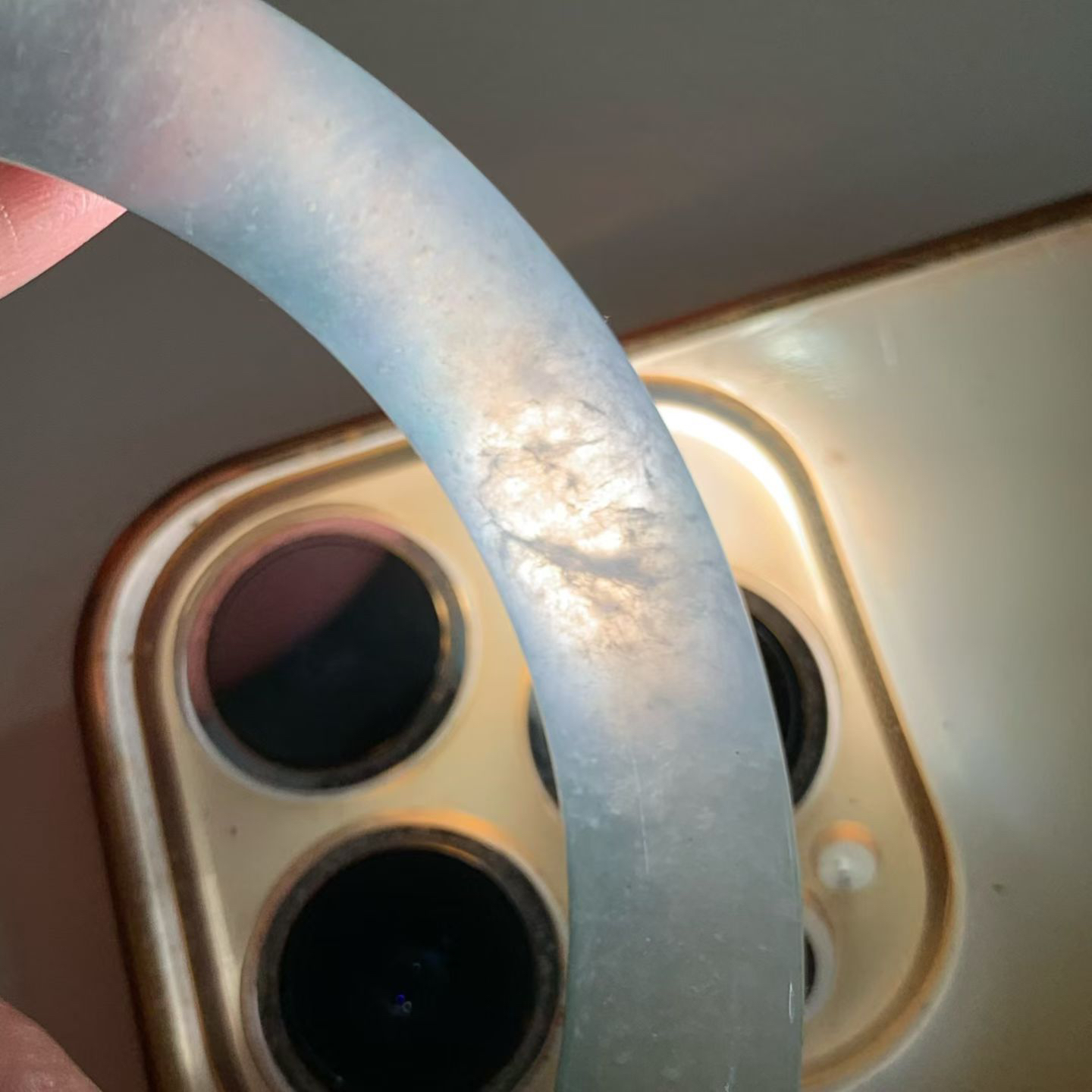 飘绿丝正圈手镯，尺寸53*12.5*8.5 老坑种水，底子纯净细腻，通透无比，清润水灵，起光起胶，微淡紫底，色调柔和，一抹绿花灵气清新！