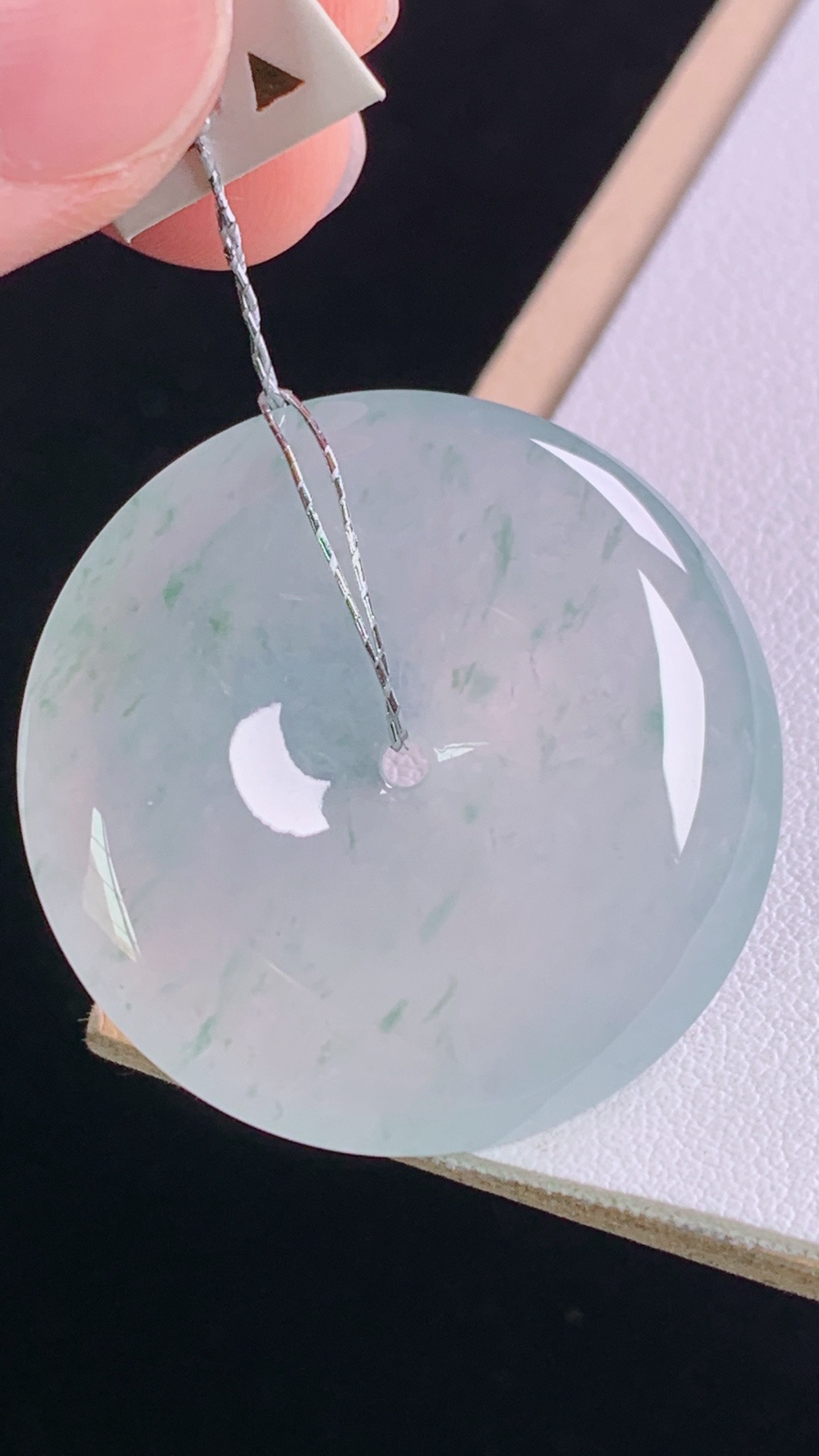 冰飘花平安扣
花色灵动，光感十足，
尺寸:33.3-6.3mm 8