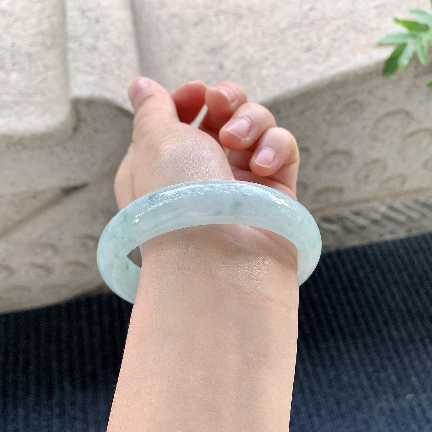 【圈口】59/13.5/7.6
【描述】细糯飘绿，水润，种老，细腻，无纹裂！