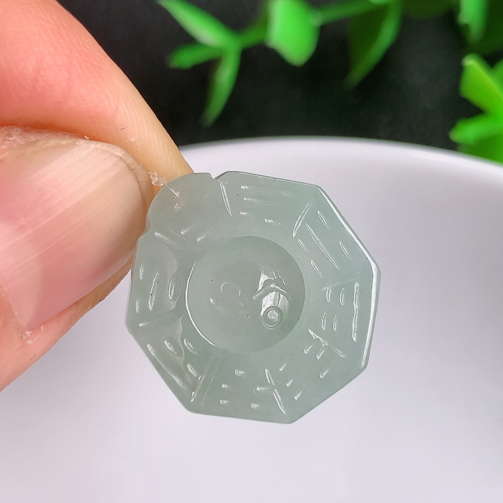 冰润精雕翡翠八卦吊坠，寓意“时来运转，财源滚滚” 寓意佳，颜色清爽，佩戴效果优雅迷人！性价比超值！W49.11 尺寸：18.2-5mm