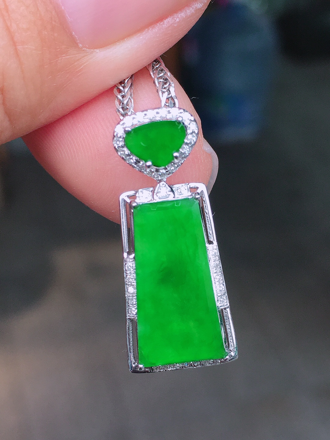 阳绿无事牌吊坠，色泽均匀艳丽，玉质细腻，荧光感超
强，饱满圆润，尽显优雅气质，18k
金豪华镶嵌