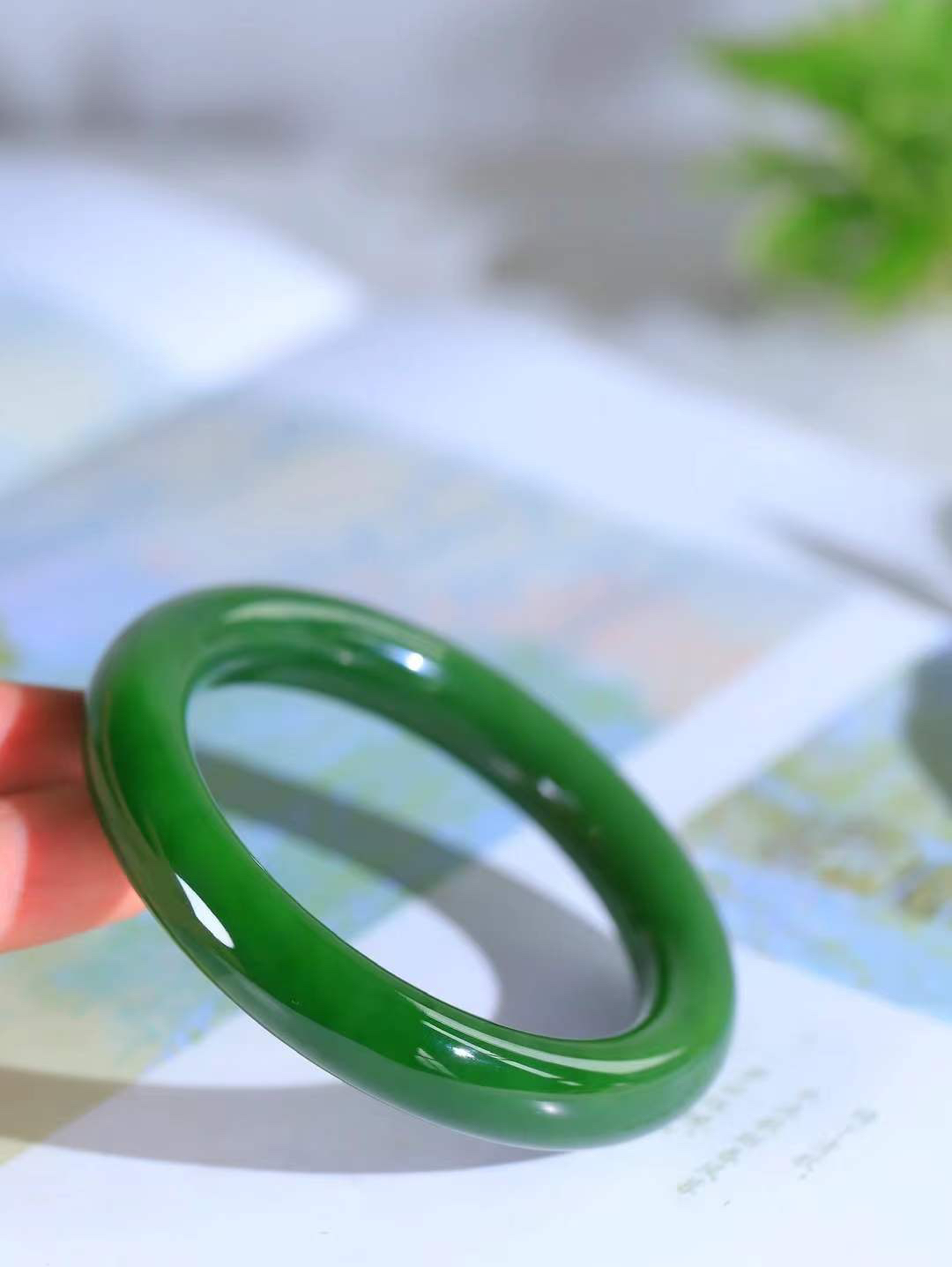 【悠悠芳华.镯】

收藏级臻品️和田玉碧玉手镯 玉质温润 青葱岁月，尽收腕中，婉转流畅，凝岁月悠长。盈一眸恬淡，挽一抹绿意。重63.8克 内径56mm尺寸11.7-10.7mm56401113T