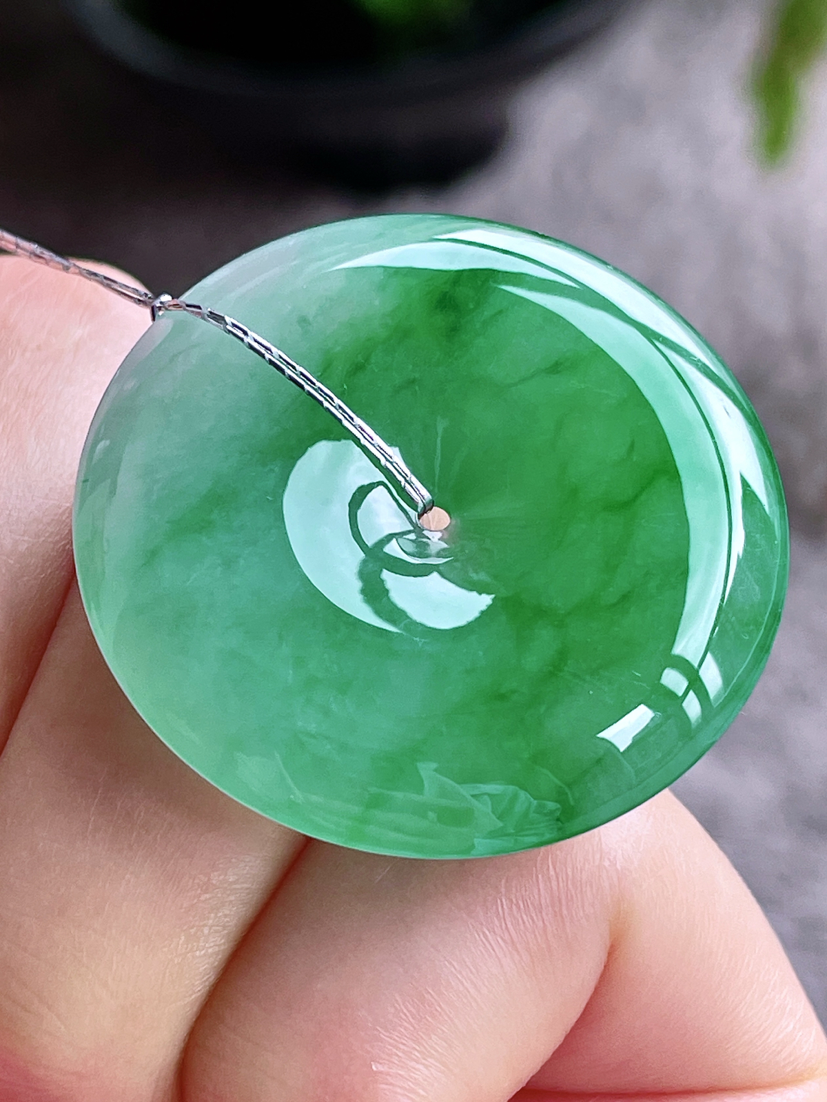 【裸石】高冰阳绿平安扣大平安扣吊坠
【说明】缅料 性价比高  
【尺寸】35-6.2