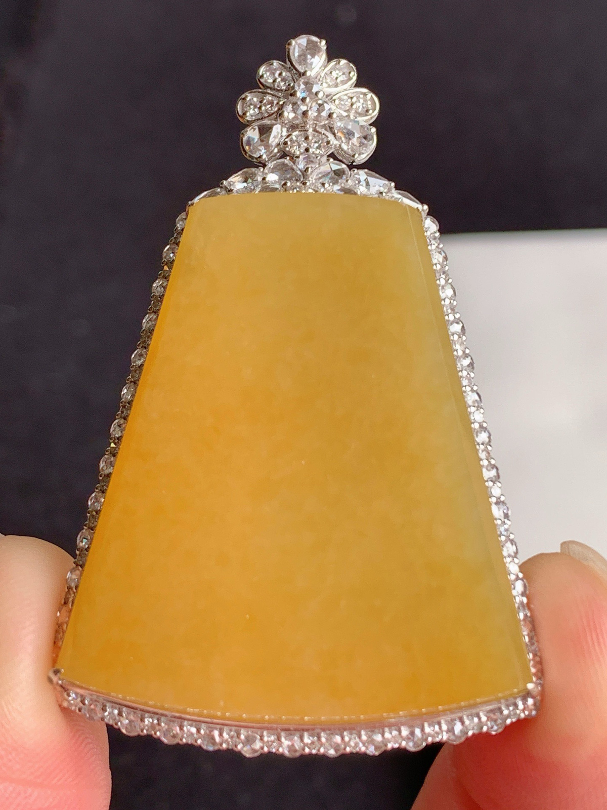 ️【18k镶嵌冰黄无事牌】
裸石尺寸：  33.9/29.9
整体尺寸：49/31.6/12.3.