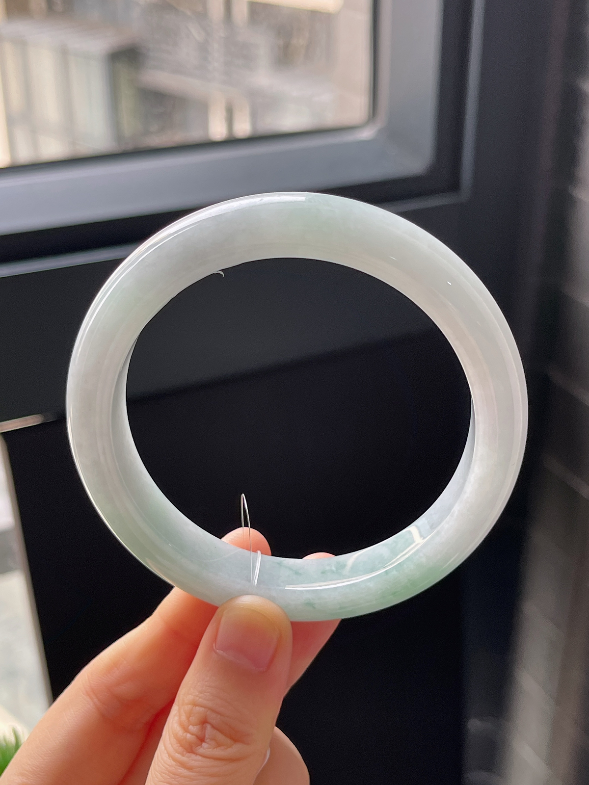 正圈60圈口，翡翠糯化种浅绿色手镯