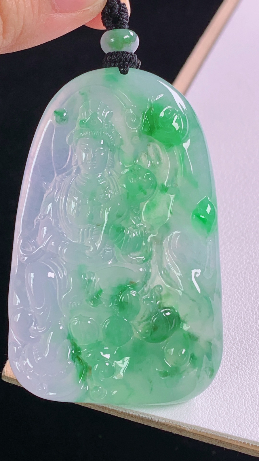 冰飘绿观音菩萨
花色灵动，光感十足，
尺寸:66.8-60.4-39.2-7.7mm