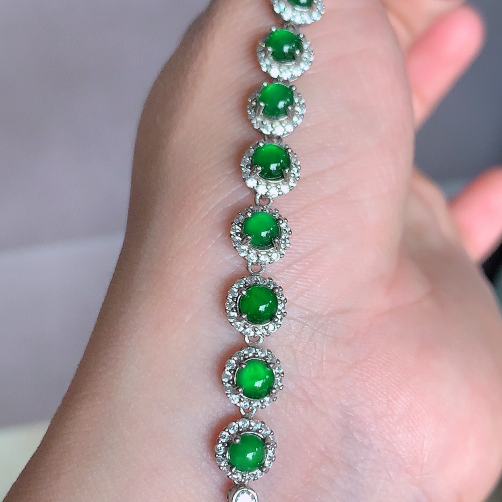 冰润翡翠蛋面手链，水水润润，珠圆玉润，颜色鲜艳，妙明清净，清秀高雅，佩戴效果优雅迷人！性价比超值 W481.11取一尺寸：7-5.2mm    裸石尺寸大：4.5mm