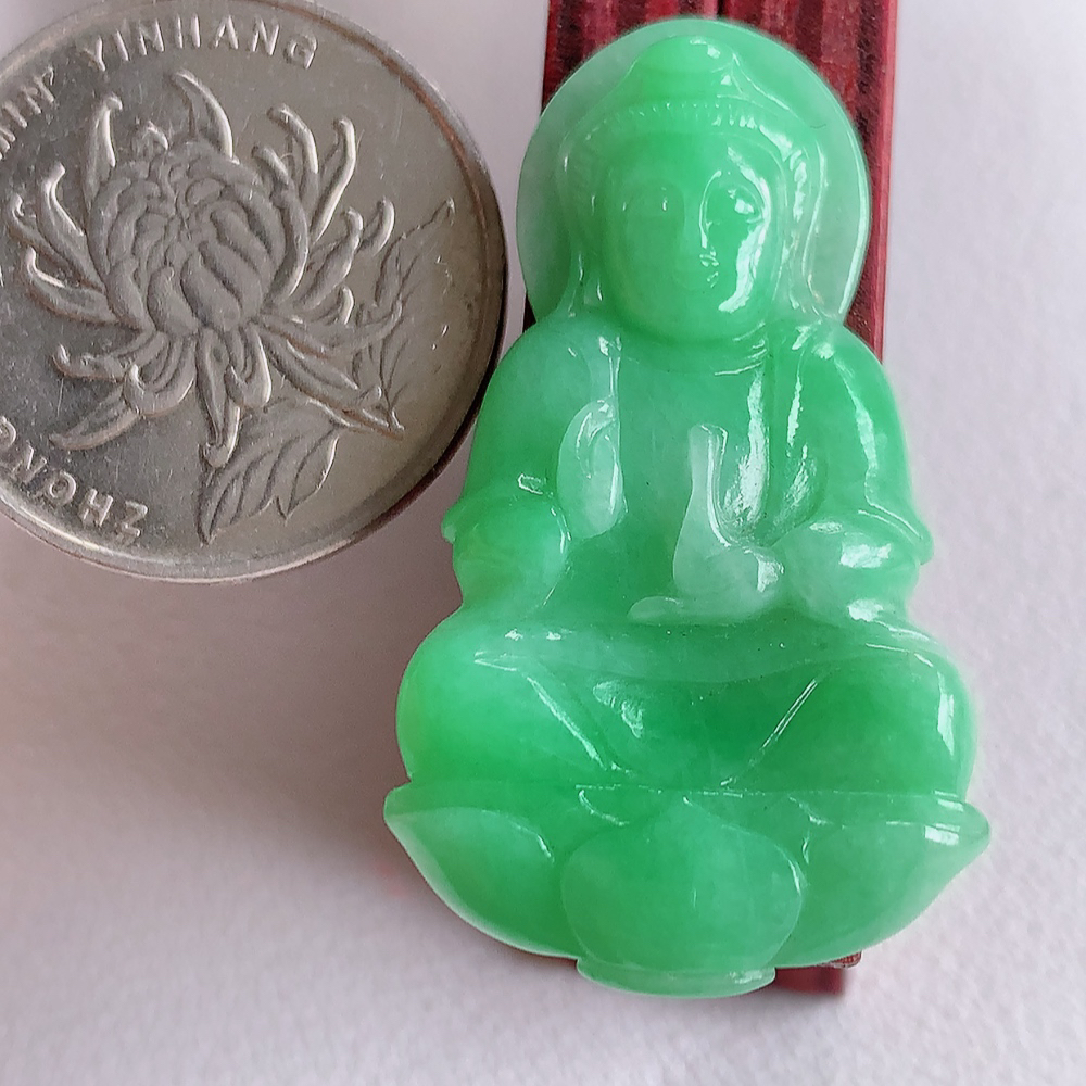 冰润满绿精雕观音吊坠，法相端庄大气，工艺精湛，种色浓郁，细腻饱满冰润，种老水足，收藏佳品，佩戴大气  W42.11     尺寸：37.8-22-5mm