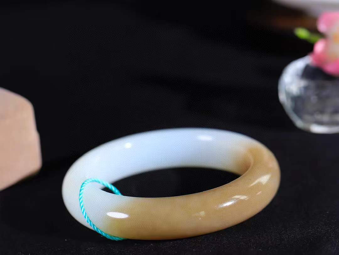 【一见钟情·手镯】

精品和田玉糖白玉手镯。镯型饱满，温润细腻，脂润沁香。️执一卷书，沏一盏茶，着一袭裙，戴一只镯。淡淡浅笺，素心若兰，静赏玉中诗画。悠悠岁月，芊手轻摘，盛满诗样芳华。重77克   内径圈口57.5mm 尺寸14.6-10.5mm  FDA-55471104