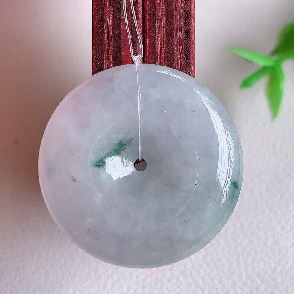 冰润飘花平安扣吊坠，厚装饱满，冰润剔透，细腻水足，种质润泽，飘花灵动，佩戴优雅大气，W49.11   尺寸：27-5.8mm