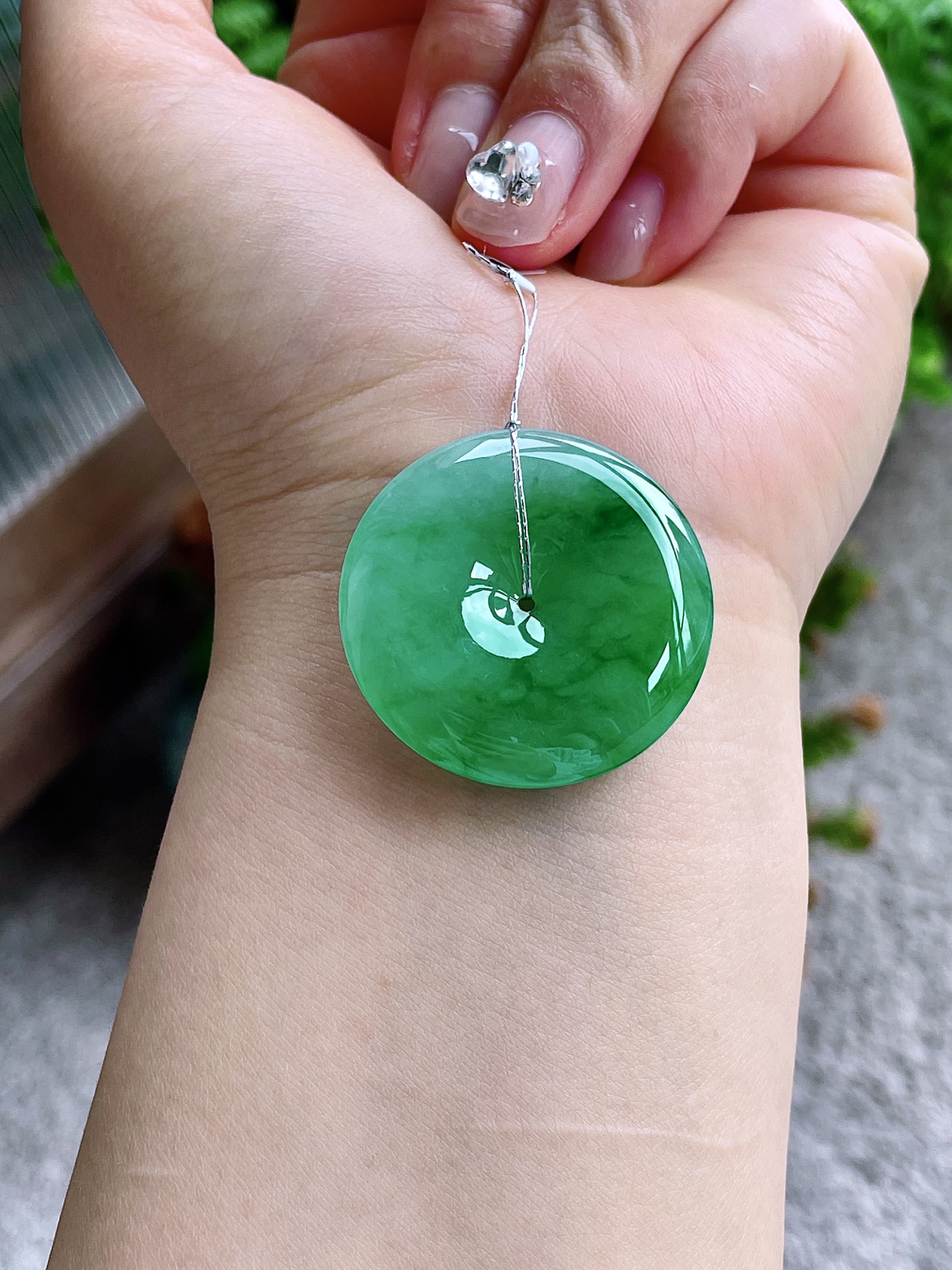 【裸石】高冰阳绿平安扣大平安扣吊坠
【说明】缅料 性价比高  
【尺寸】35-6.2