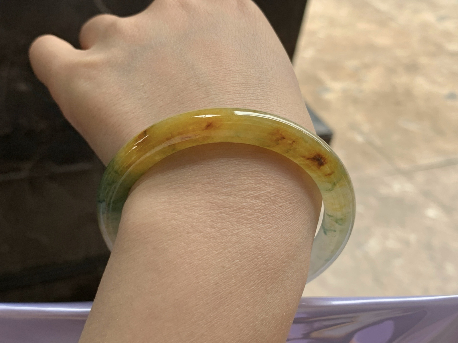 53-10

黄翡圆条手镯^_^鲜艳