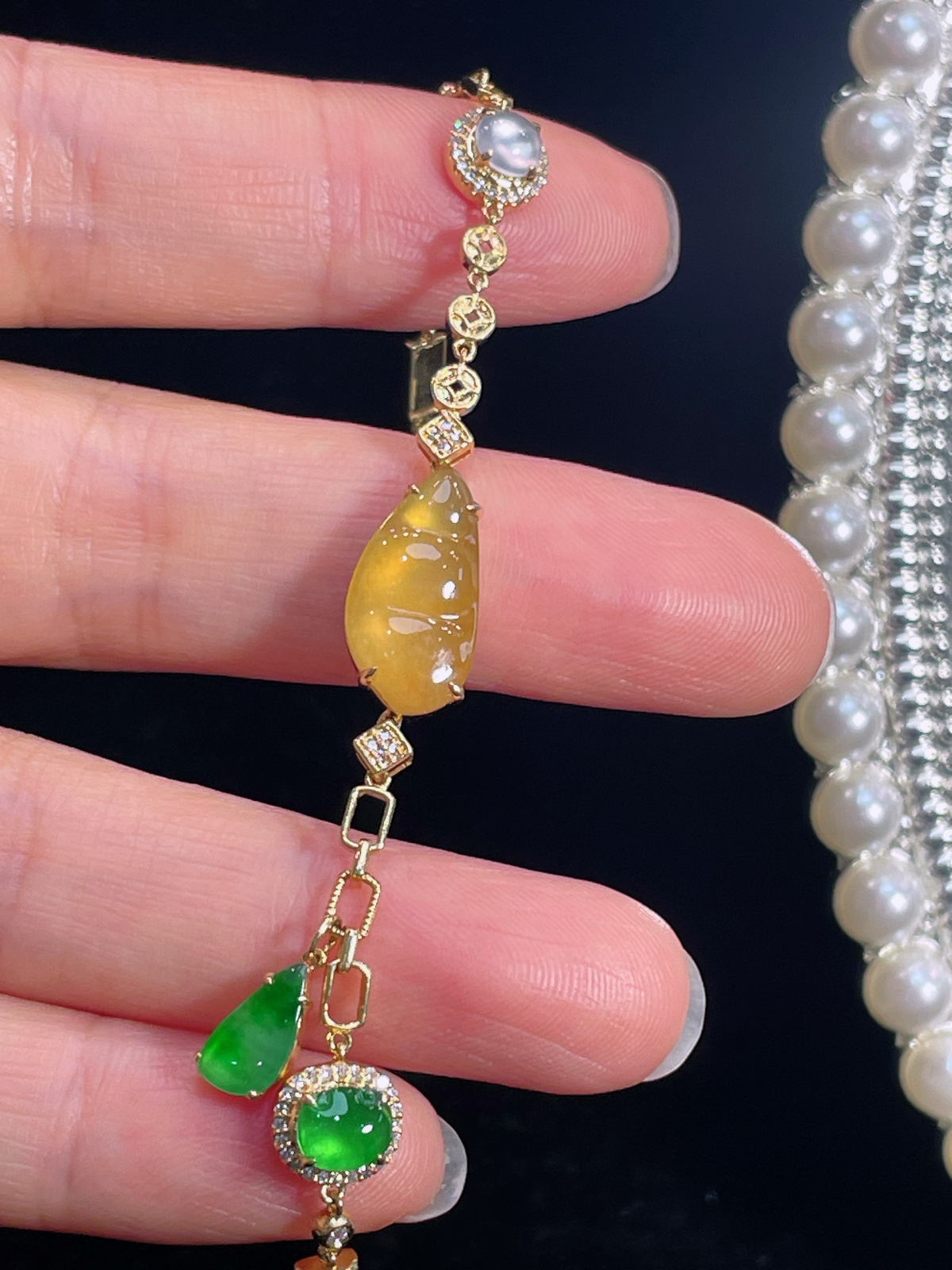 天然缅甸翡翠A货
冰黄翡福豆手链
18k金镶嵌钻石..