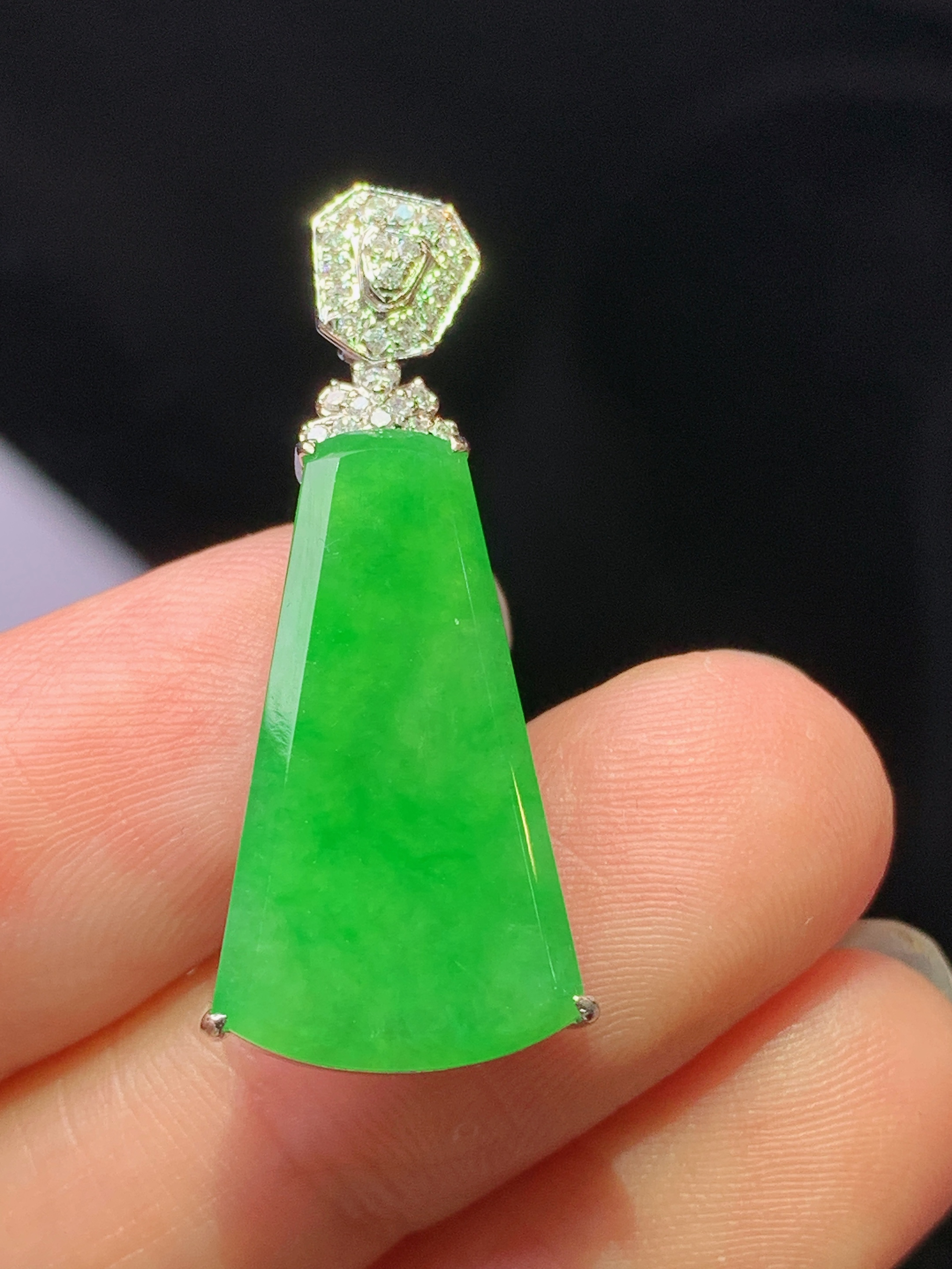 18k金钻镶嵌翠绿无事牌吊坠 玉质细腻 色泽艳丽清新 水润亮眼 整体尺寸30.6*11.8*6j2