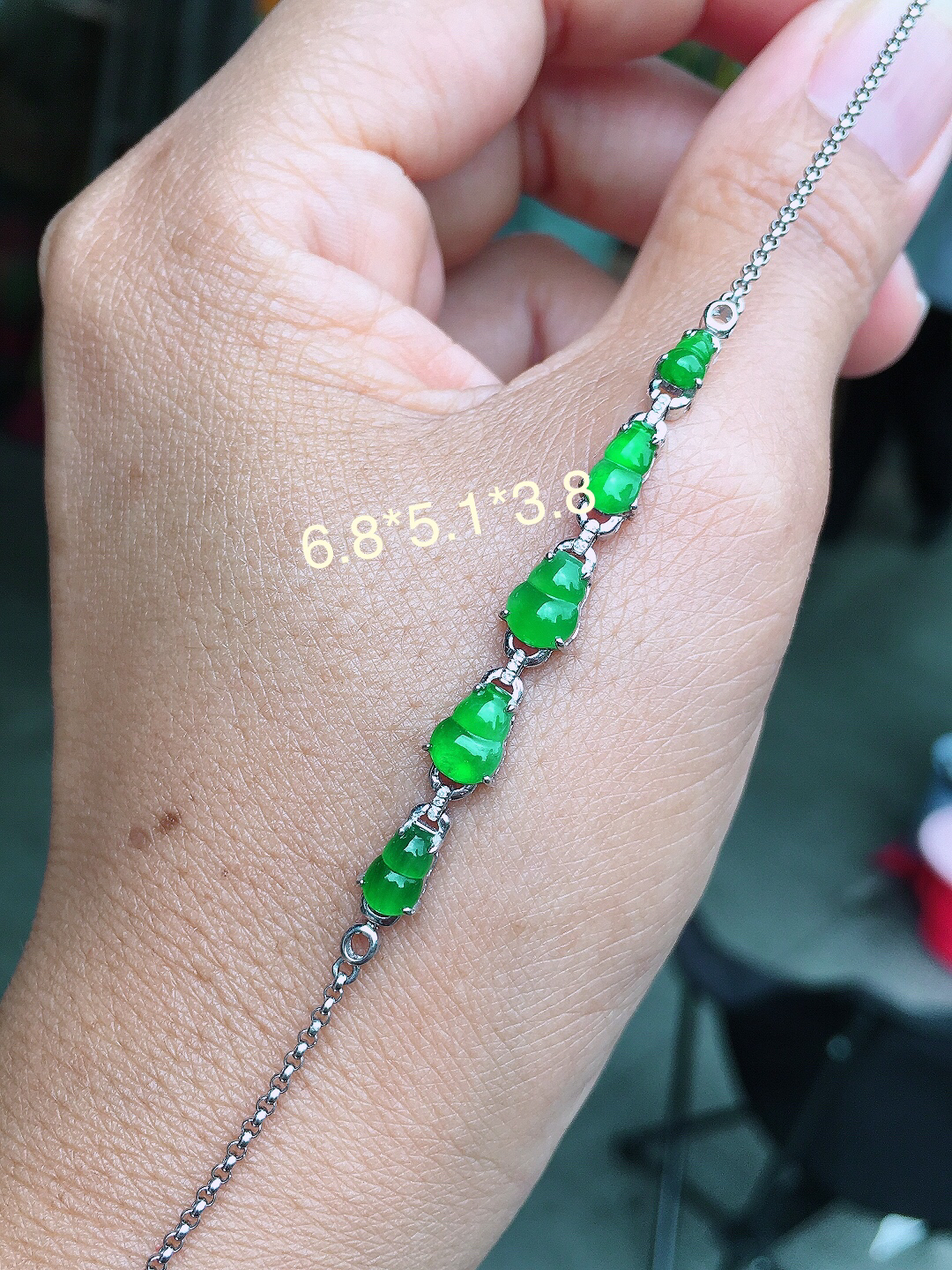 阳绿葫芦手链，色泽均匀艳丽，玉质细腻，荧光感超
强，饱满圆润，尽显优雅气质，18k
金豪华镶嵌