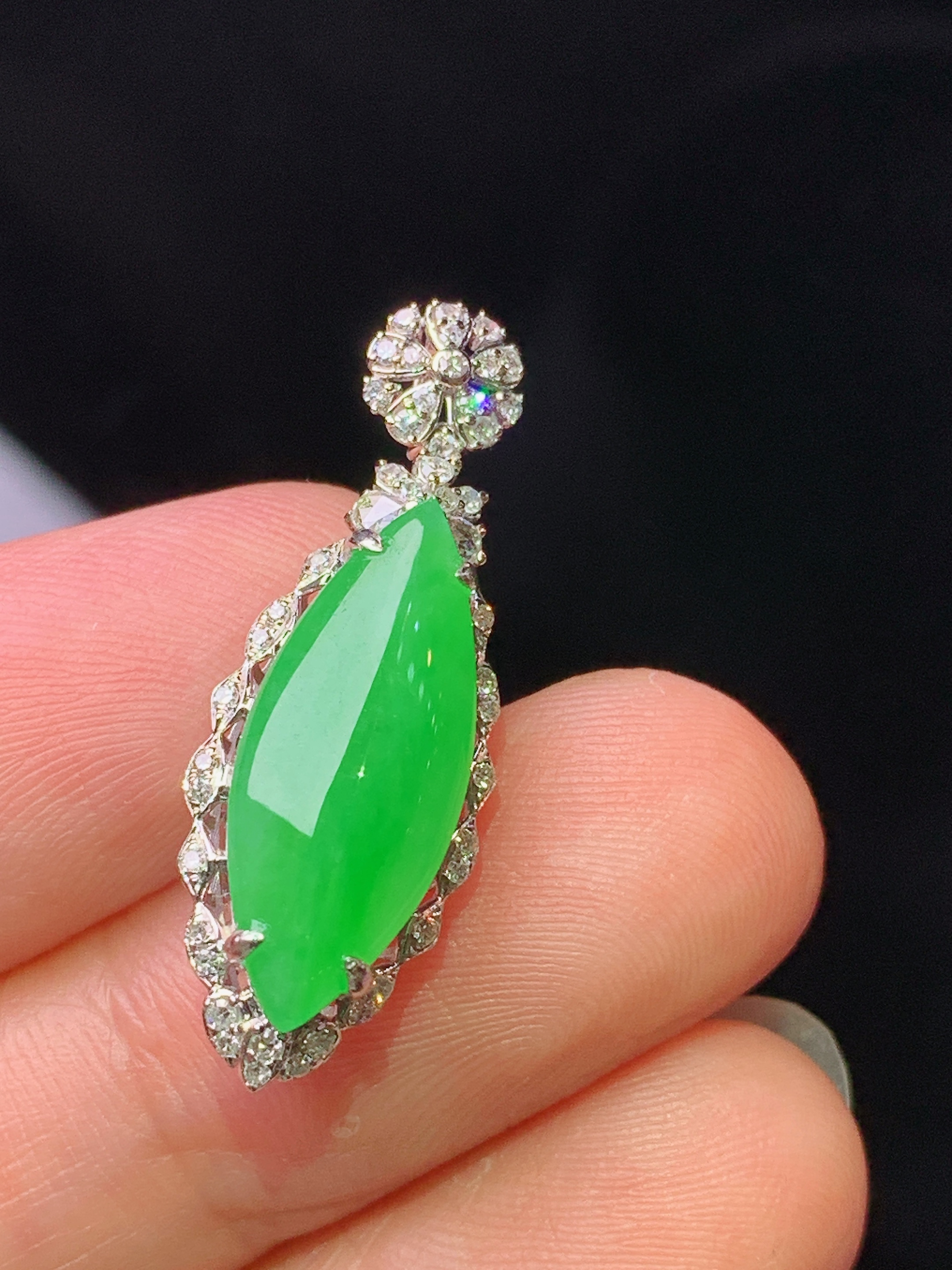 18k金钻镶嵌翠绿马眼吊坠 玉质细腻 色泽艳丽清新 水润亮眼 整体尺寸27.6*9.8*8j2