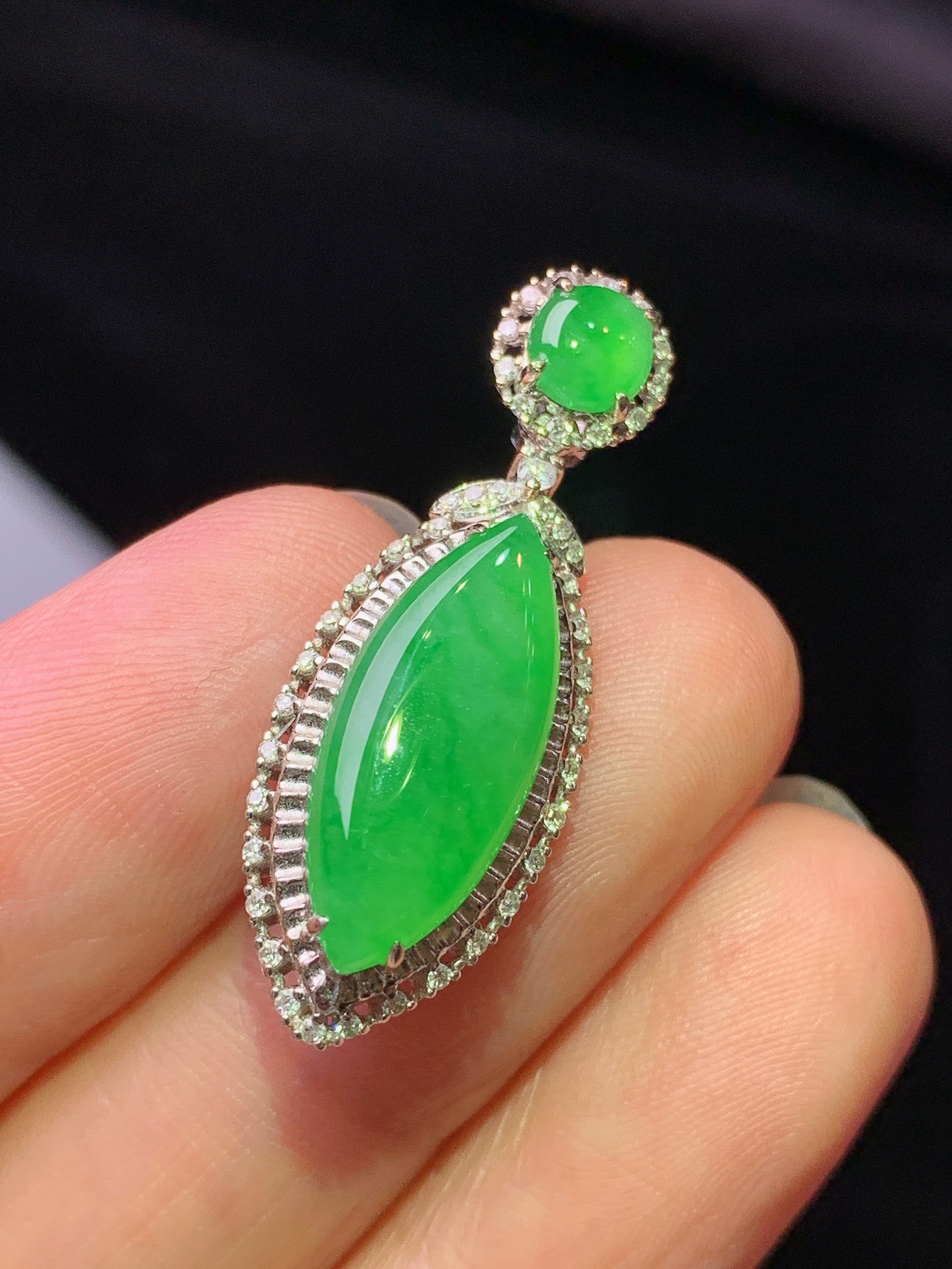 18k金钻镶嵌翠绿马眼吊坠 玉质细腻 色泽艳丽清新 水润亮眼 整体尺寸31*11.3*7j2