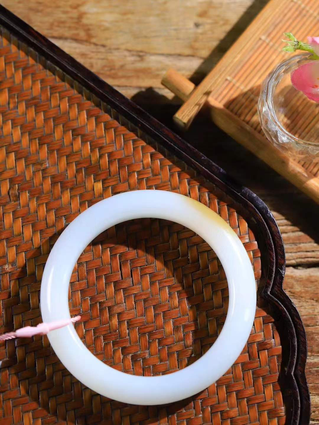 【暖玉生香·手镯】

精品和田玉糖白玉手镯，质地油润细腻，色泽高贵典雅，镯型古朴典雅。在诗情画意的雨巷相遇，你是我腕间的一抹风情，有你眸有深情，清风荡漾湖间静水，我愿俯身低眉，在烟波涟漪处，寻你深情倩影。内径54.5mm尺寸12-9.5mm重54.5克  69401158A