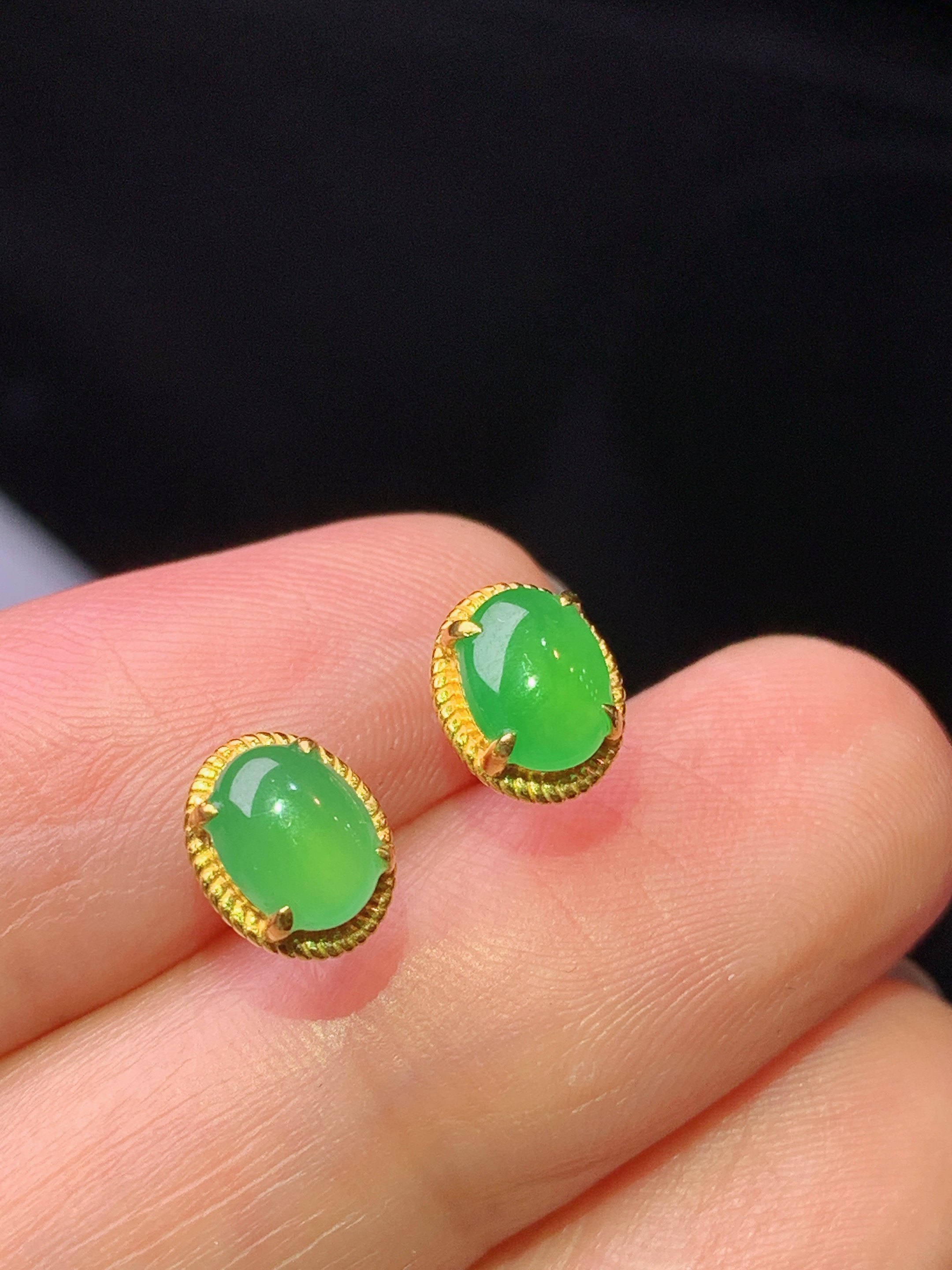 18k金钻镶嵌翠绿耳钉 玉质细腻 色泽艳丽清新 水润亮眼 整体尺寸7.6*6*3j2