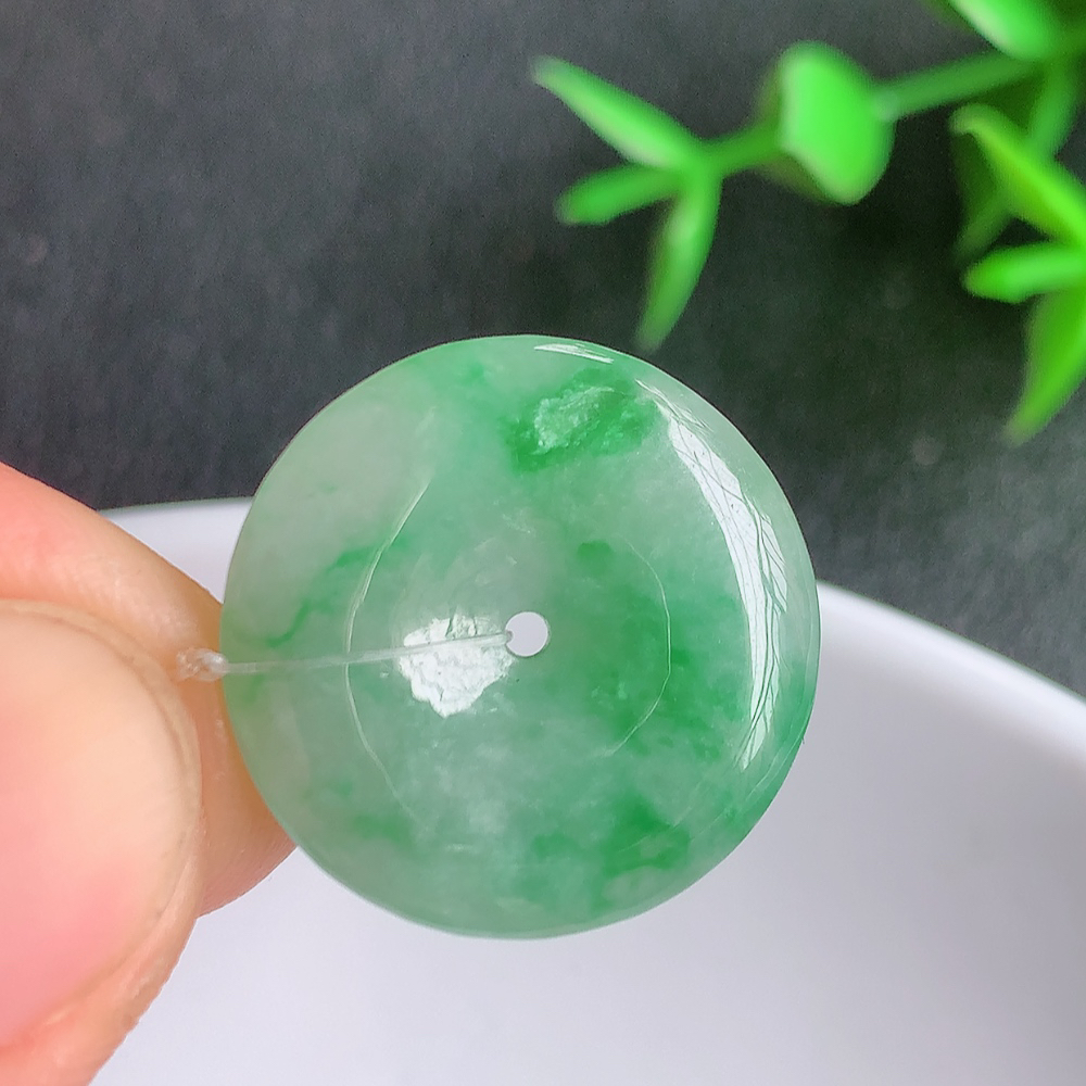 冰润飘绿平安扣吊坠，厚装饱满，冰润剔透，细腻水足，种质润泽，飘花灵动，佩戴优雅大气，W49.12   尺寸：20.2-3.6mm