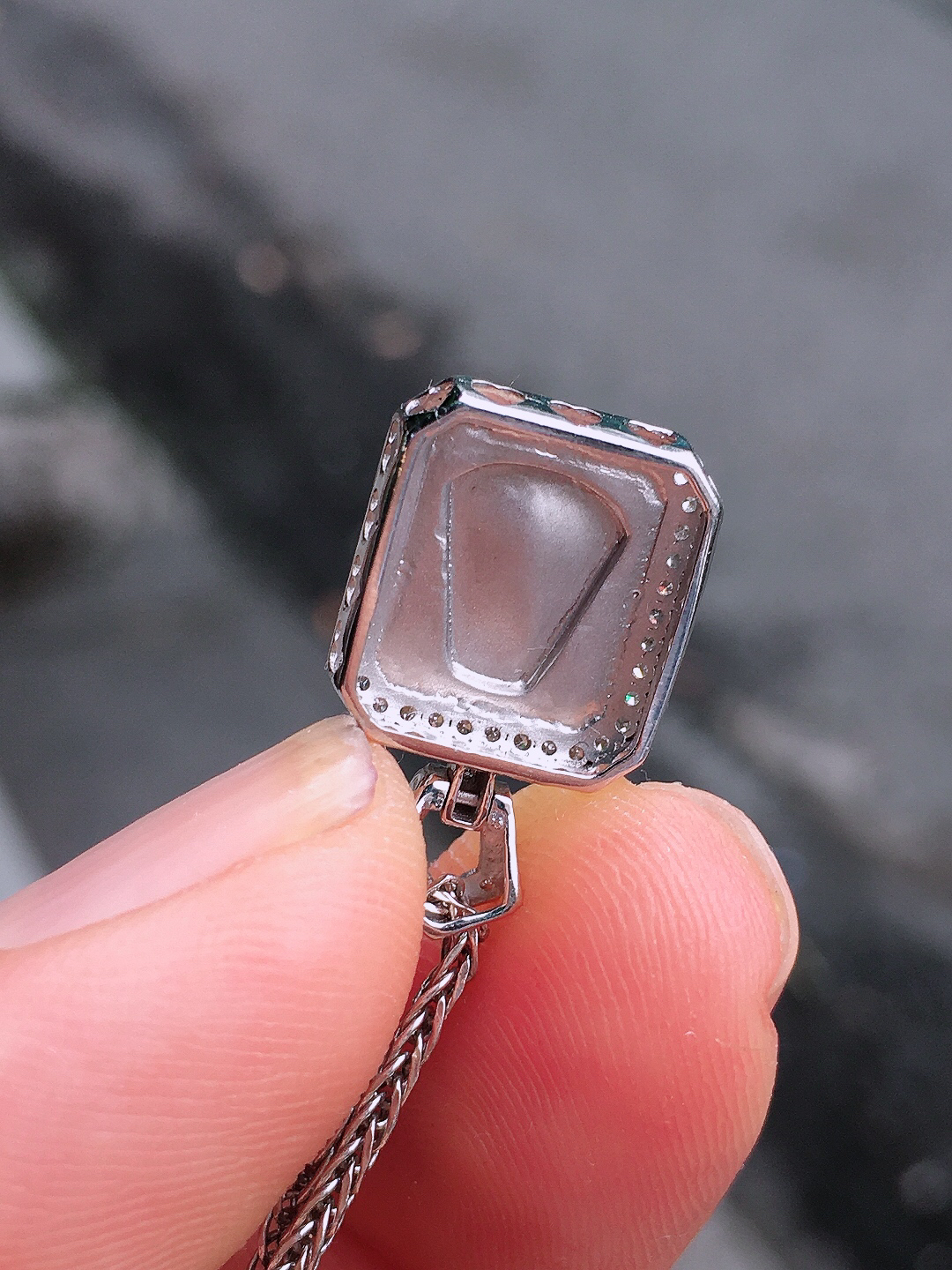 阳绿无事牌吊坠，色泽均匀艳丽，玉质细腻，荧光感超
强，饱满圆润，尽显优雅气质，18k
金豪华镶嵌